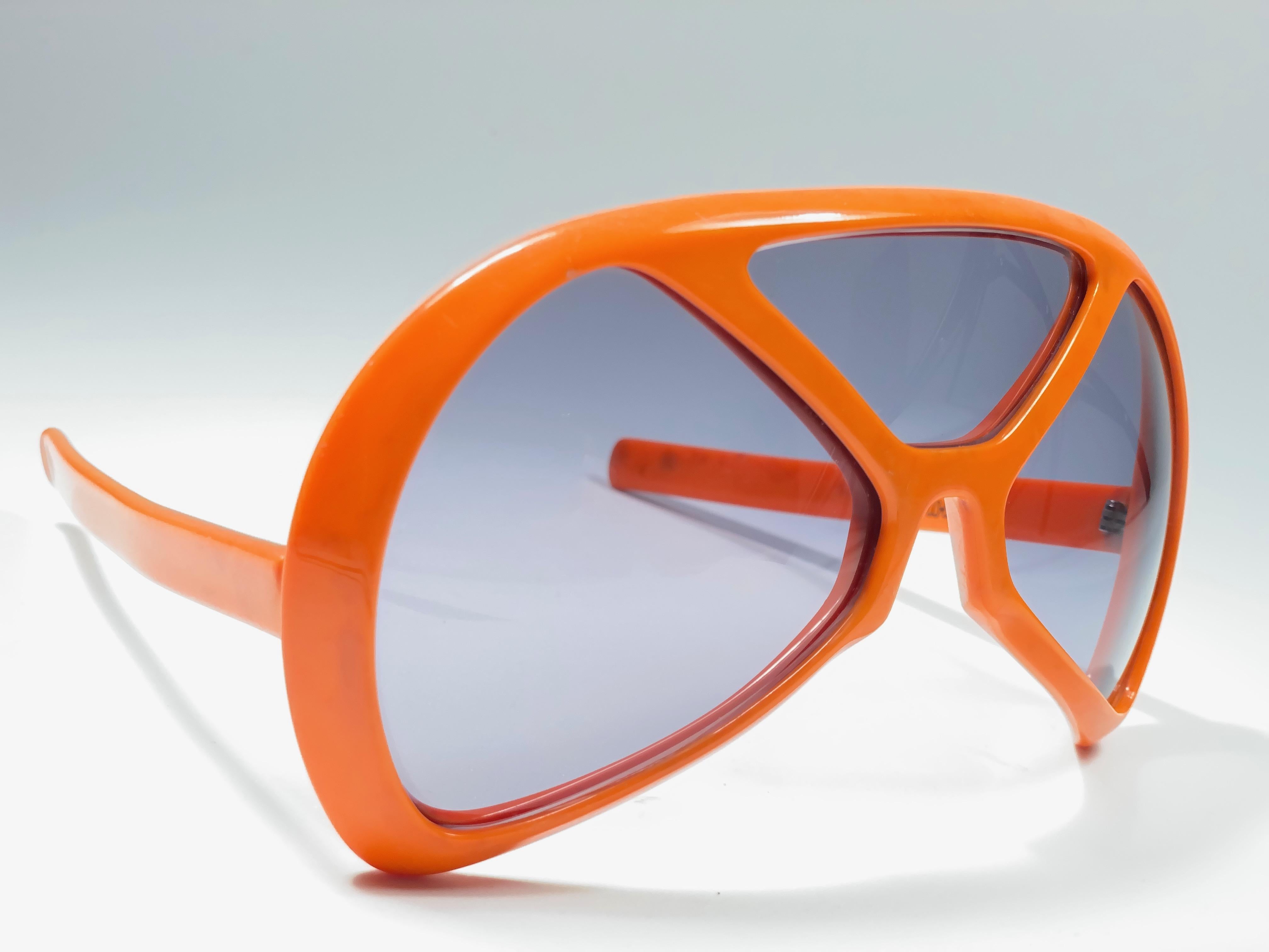 Vintage Vintage Collector Item Silhouette Futura 570 en orange vibrant.

Conçue par Dora Demmel en 1973, cette pièce rare est l'incarnation de la mode avant-gardiste et futuriste pour les lunettes.

Fabriqué en Allemagne dans les années 1970.

Cet