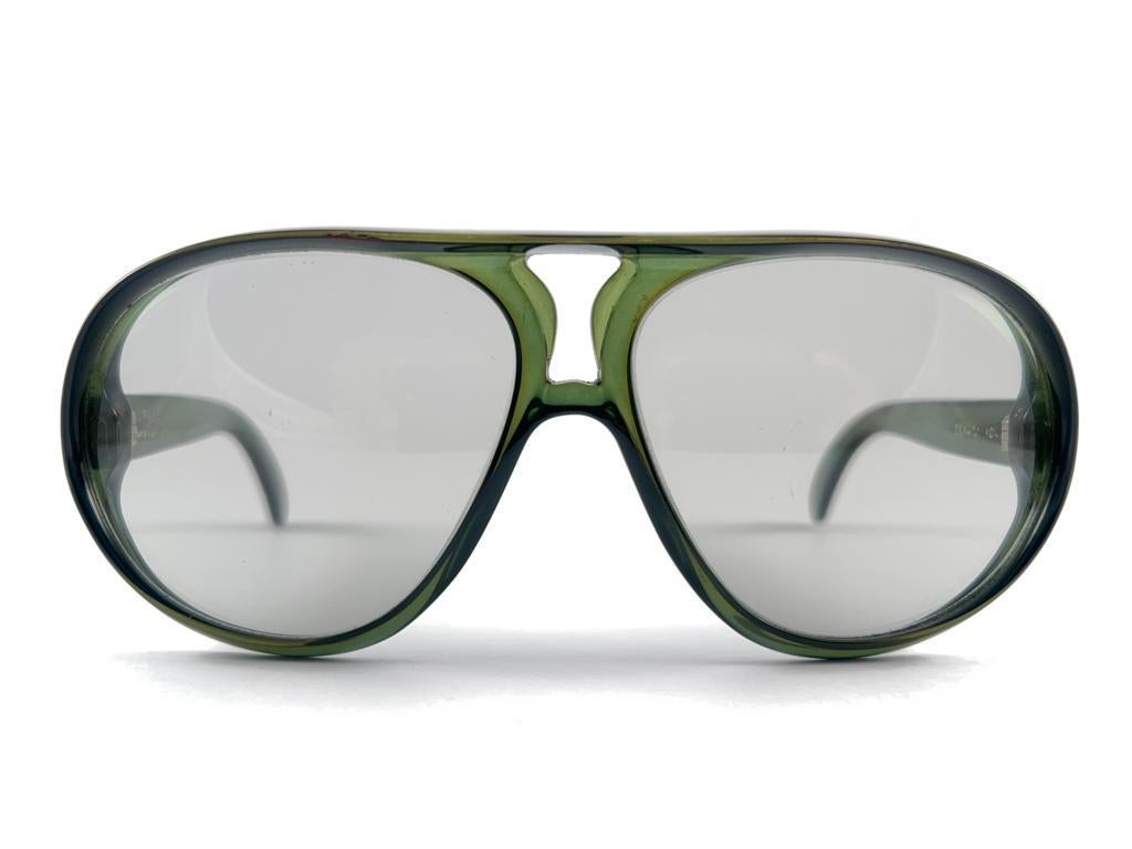 

Mint Vintage Ray Ban B&L Optyl Fenwick Translucent Green Sonnenbrille Made in Canada

Ein klassisches und zeitloses Stück

Dieses Element zeigen kleinere Zeichen der Abnutzung durch die Lagerung Bitte studieren Sie die Bilder vor dem