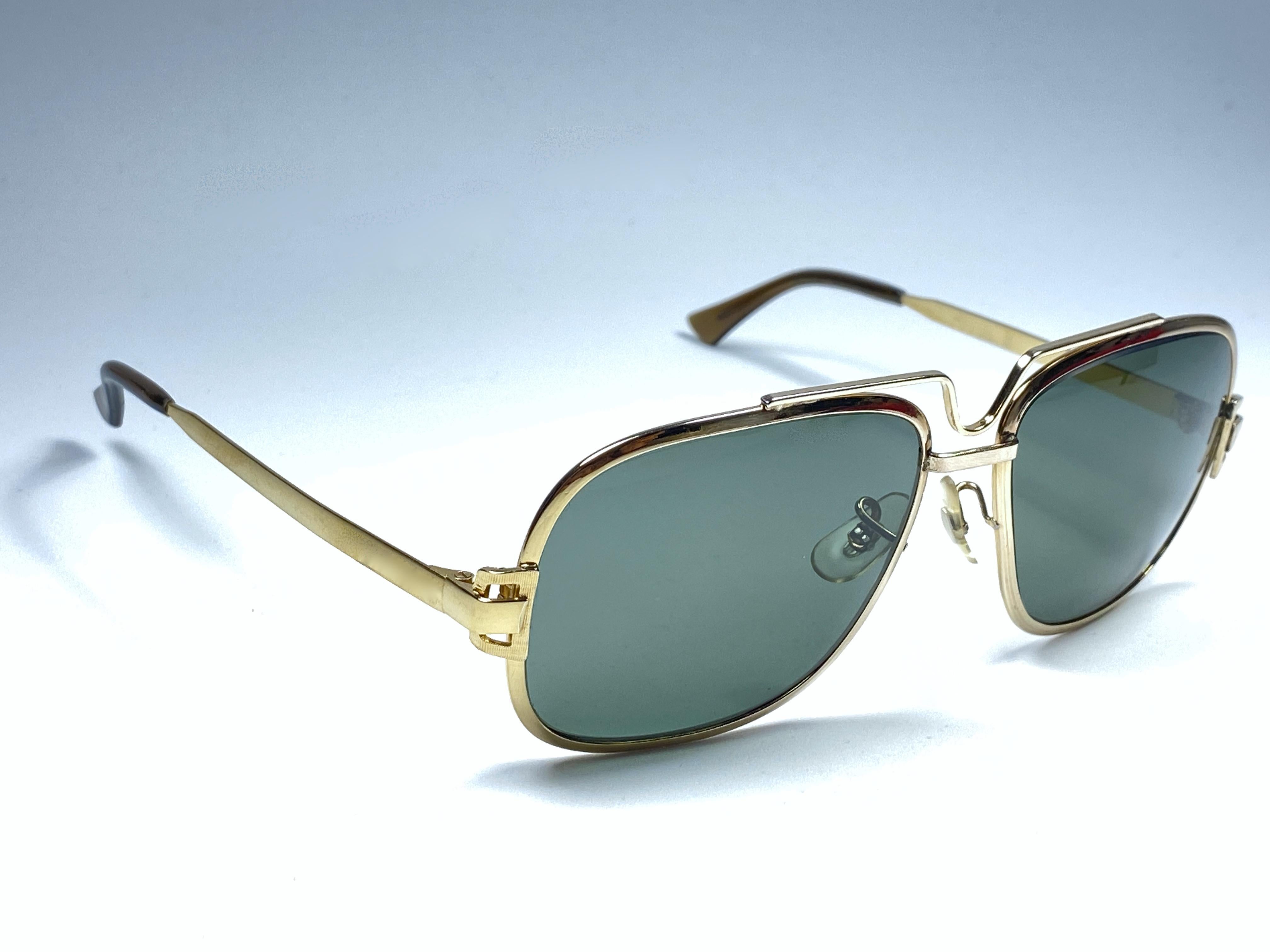 Vintage 1970's Ray Ban Aviator gold grey G15 Lenses.

Light sign of wear due to storage. 

FRONT : 13.5 CMS

LENS HEIGHT : 4.5 CMS

LENS WIDTH : 5.5 CMS
