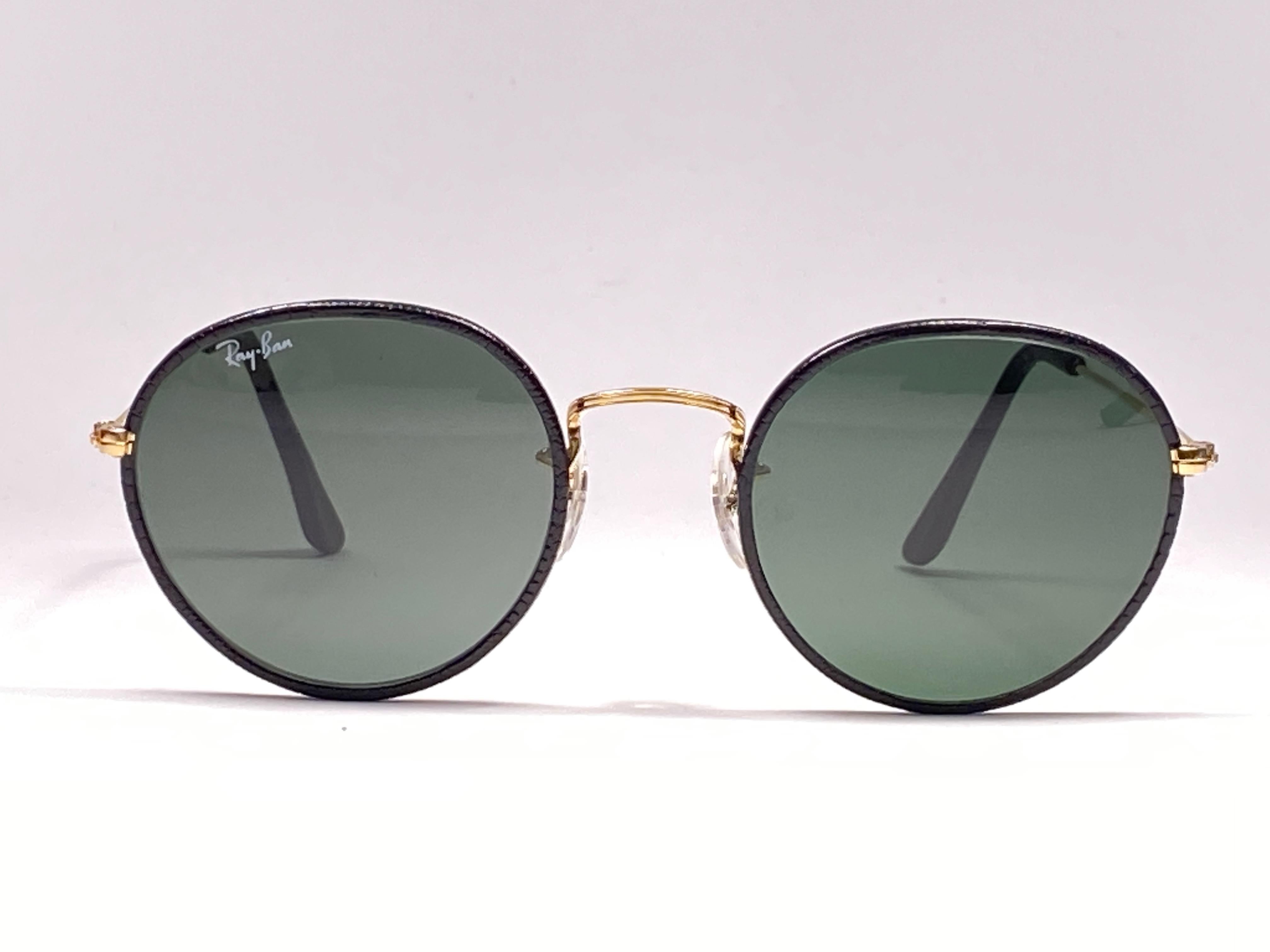 Ray-Ban d'epoca in pelle nera con montatura combinata in metallo dorato, lenti grigie G15 con lievi graffi.
Viene fornito con la sua custodia originale Ray Ban B&L con lievi segni di usura dovuti alla conservazione.  
Raro e difficile da trovare in