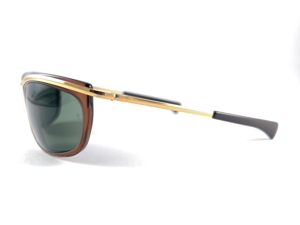 Noir Mint Vintage Ray Ban Olympia Gold & Brown G15 Grey Lenses 1980's B&L Sunglasses en vente