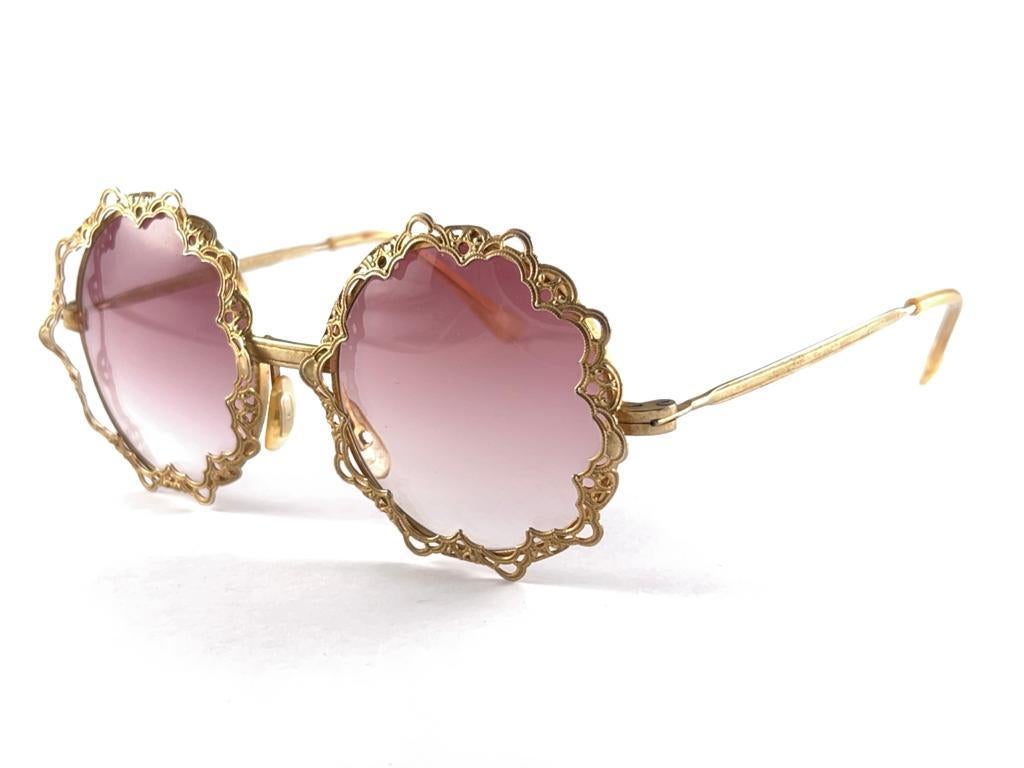 Mint Vintage Filigreed Ornamented Sunglasses
This Piece In Unsigned, Rather A Sample, A Seldom Frame 
This Item Show Minimum Sign Of Wear



Handcrafted In Italy 1960'S



Front                                            13.5 Cms
Lens Height        