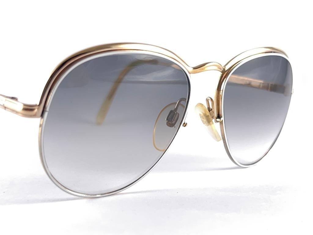 Mint Vintage Serge Kirchhofer Metallic White and Gold Frame Sunglasses Holding A Pair of Spotless Blue Gradient Lenses.

Cet article peut présenter des signes d'usure dus au stockage.


Fabriqué en Allemagne



Avant                                 
