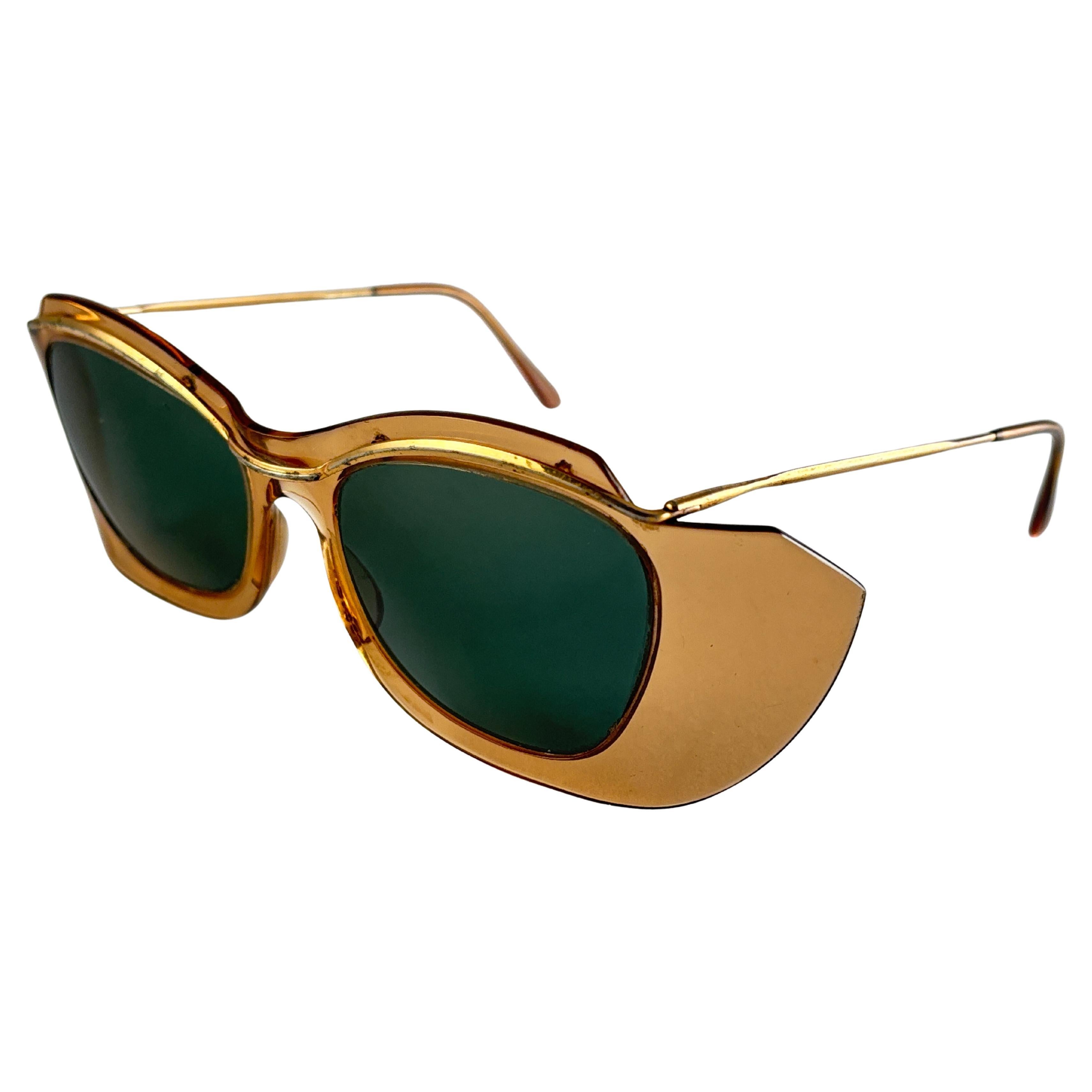 Ultra Rare Collectors Pair of Vintage Unsigned Sol Amor Translucent Amber Mask Like  1960er-Sonnenbrille
Leichter Rahmen mit mittelgrauen Gläsern.
Dieses Paar zeigt sichtbare Abnutzungserscheinungen an Gläsern und Rahmen aufgrund von mehr als 60