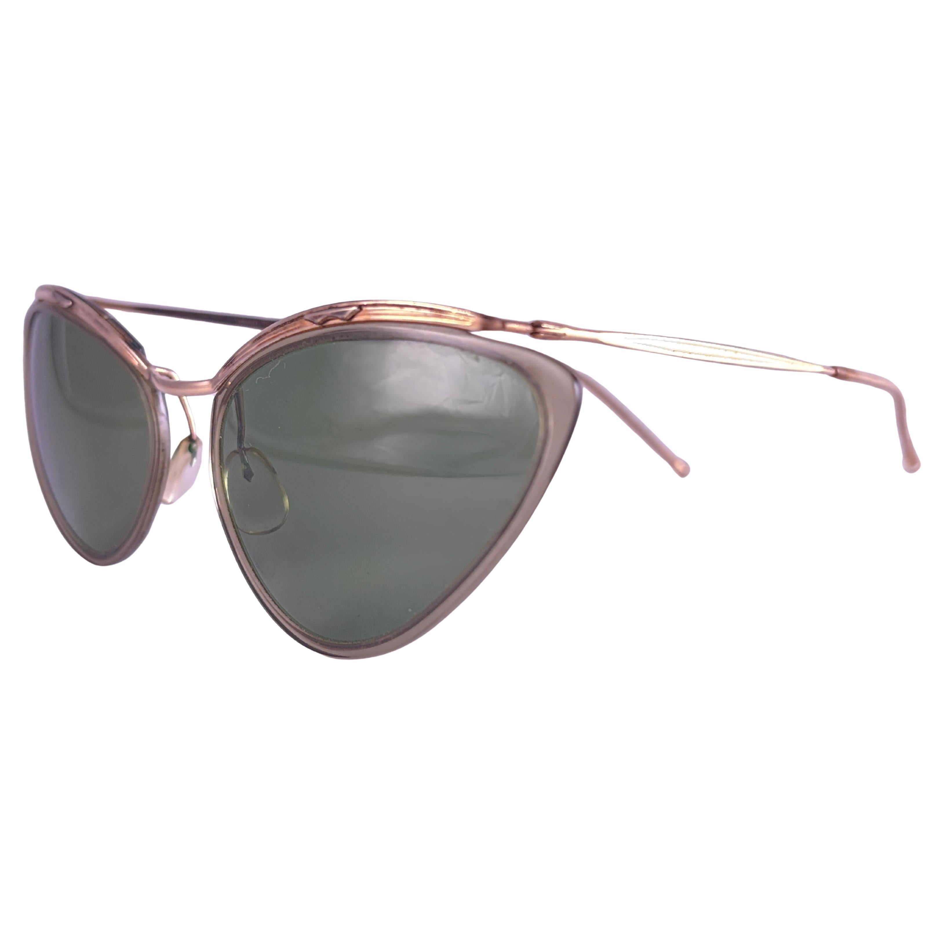 Ultra Rare Collectors Pair of Vintage unterzeichnet Sol Amor Cat Eye 1960's Sonnenbrillen
Leichter Rahmen mit mittelgrauen Gläsern.
Dieses Paar zeigt sichtbare Abnutzungserscheinungen an Gläsern und Rahmen aufgrund von mehr als 60 Jahren