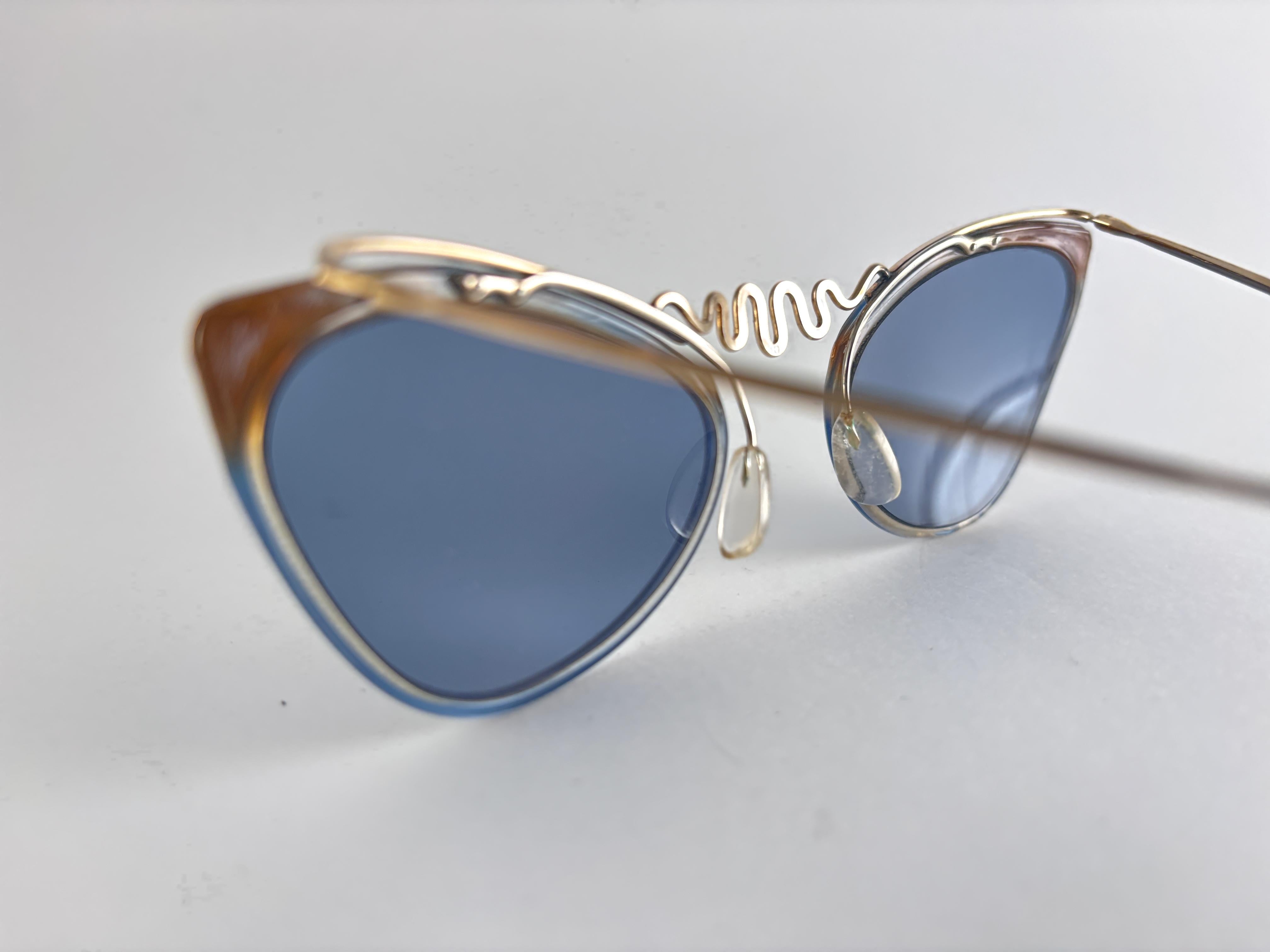 Ultra Rare Collectors Pair of Vintage Signed Sol Amor Cat Eye Serpent Nose Piece  Accent 1960'S Sonnenbrille
Leichter Rahmen mit mittelblauen Gläsern.
Dieses Paar zeigt sichtbare Abnutzungserscheinungen an Gläsern und Rahmen aufgrund von mehr als 60