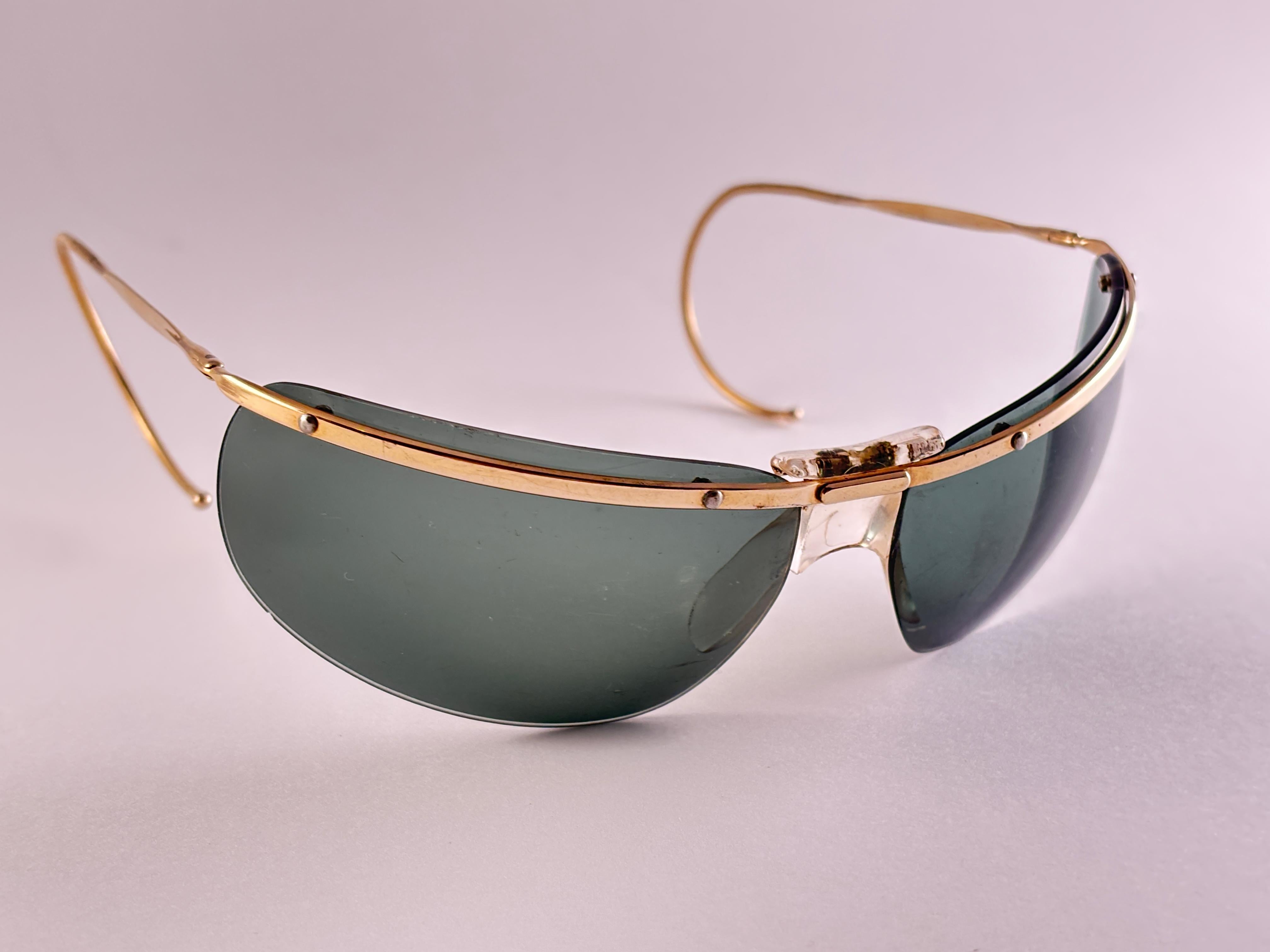 Mint Ultra Rare Sammler Paar Vintage Sol Amor Wrap Rimless 1960'S Sonnenbrillen
Leichter goldener Metallrahmen mit grünen Originalgläsern

Dieses Paar zeigt Abnutzungserscheinungen an den Gläsern und am Rahmen aufgrund von mehr als 60 Jahren
