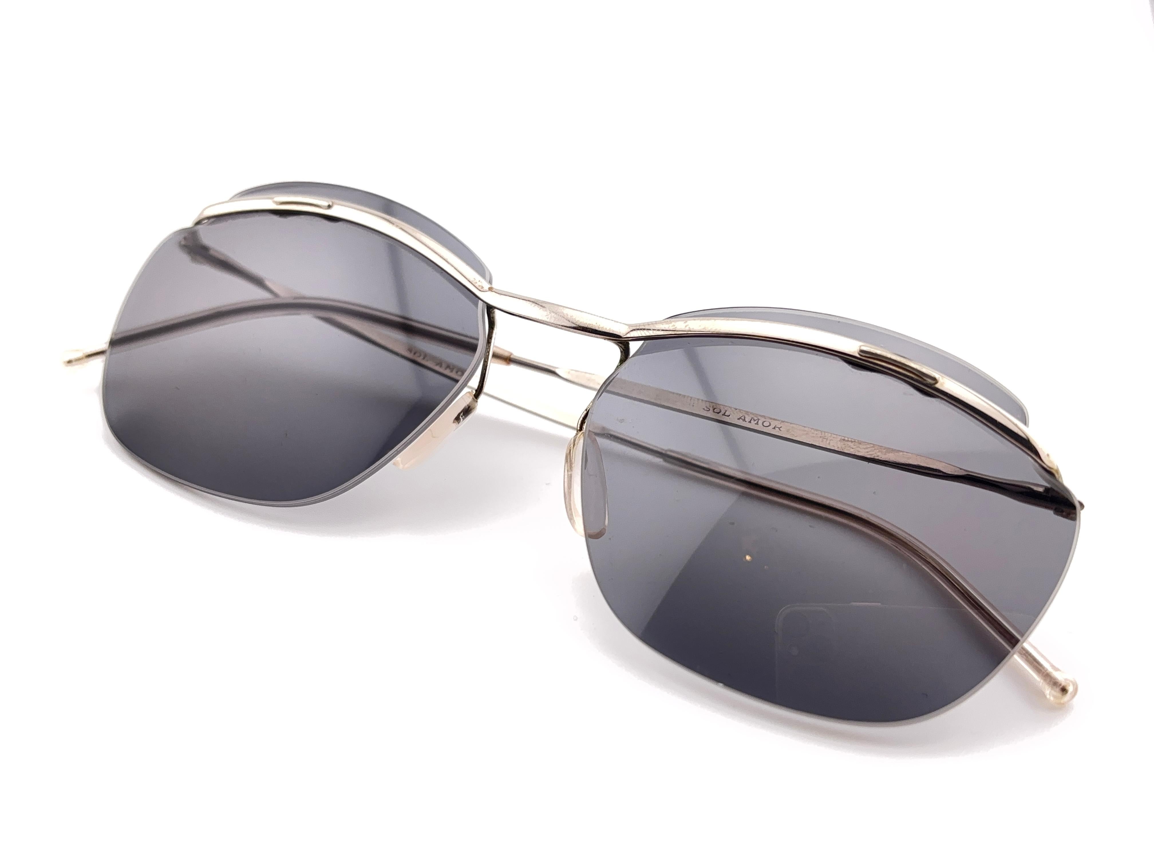 
Occhiali da sole vintage firmati Amor Medium Grigio e Argento degli anni '60
Telaio leggero con lenti medie grigie.
Questa coppia mostra segni visibili di usura sia sulle lenti che sulla montatura a causa di oltre 60 anni di