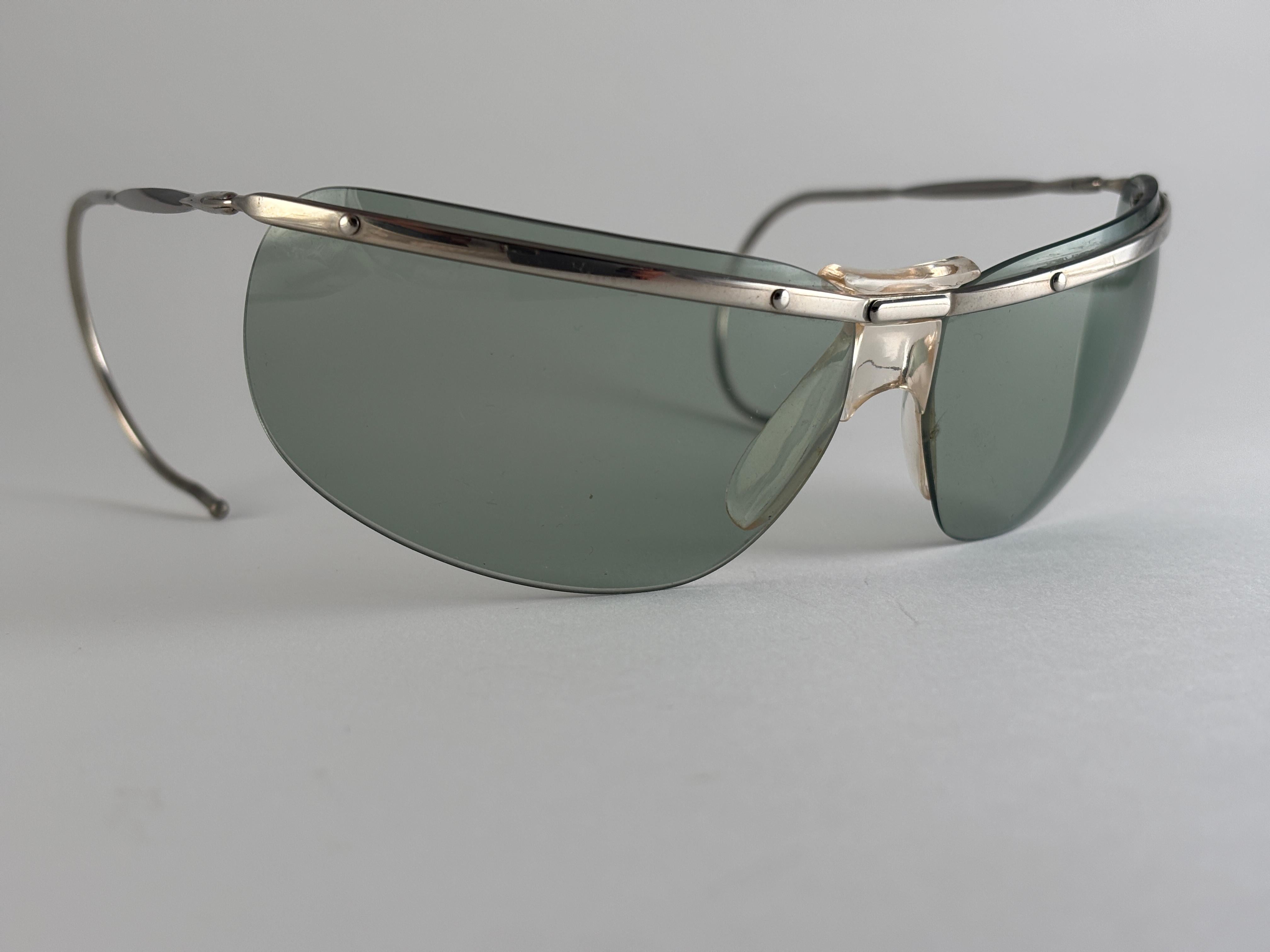 
Ultra Rare Collectors Pair of Vintage Sol Amor Wrap Rimless 1960'S Sonnenbrillen
Leichter silberner Metallrahmen mit grauen Originalgläsern

Dieses Paar zeigt leichte Abnutzungserscheinungen aufgrund von mehr als 60 Jahren Lagerung


Hergestellt in