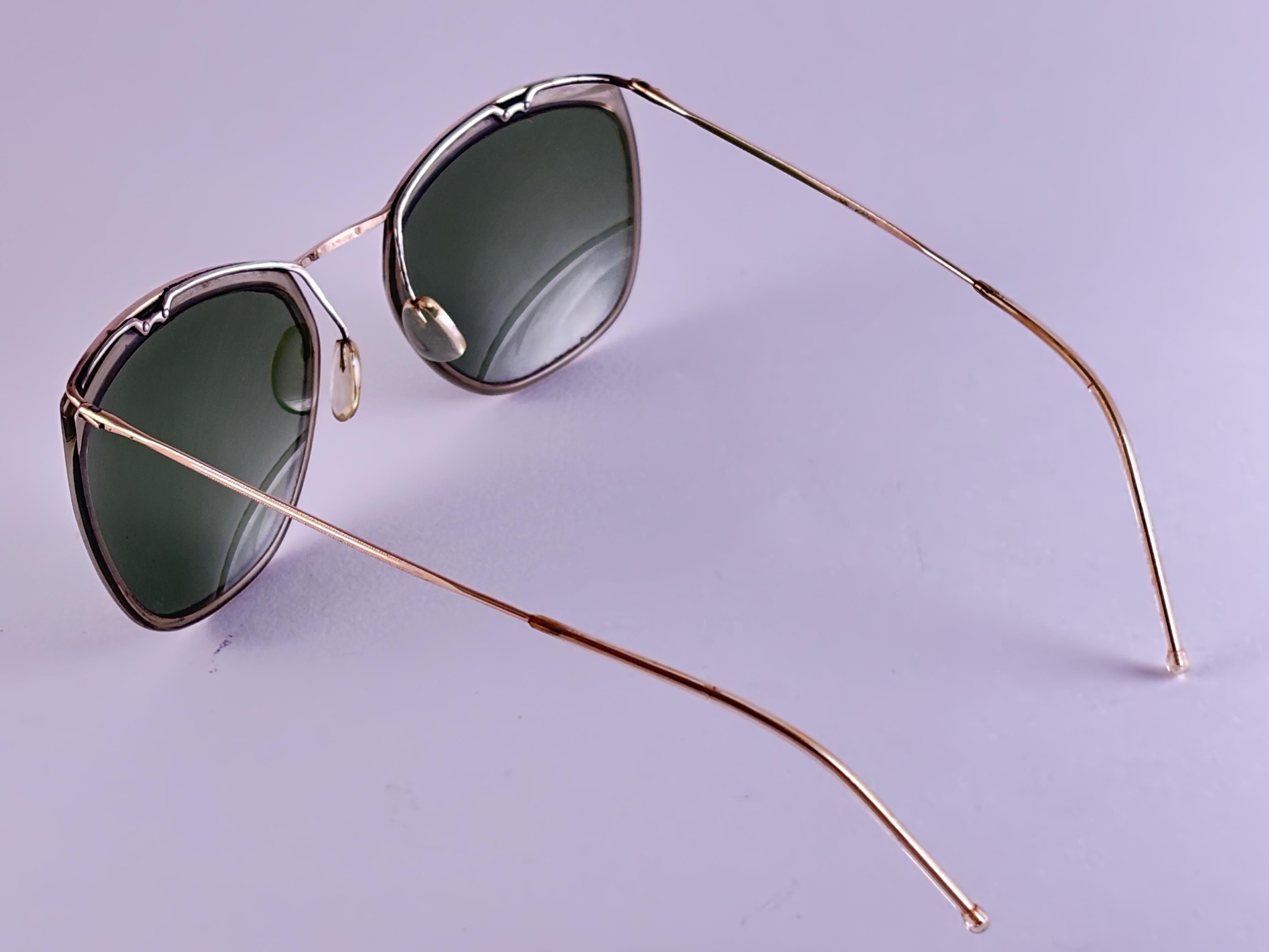 
Ultra Rare Collectors Pair Of Vintage Signed Amor Small Grey & Gold Accents 1960'S Sunglasses
Lightweight Frame Holding Light Brown Lenses.
This Pair Show Visible Sign Of Wear On Both Lenses And Frame Due To More Than 60 Years Of Storage


Made In