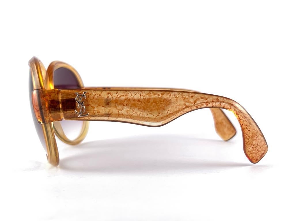 Preciosa y elegante Menta vintage Yves Saint Laurent Años 70 Oversized  Gafas de sol con montura translúcida de dos tonos de ámbar y un par de lentes degradadas de color morado.
Este par es una declaración de estilo. 
Una gran oportunidad para