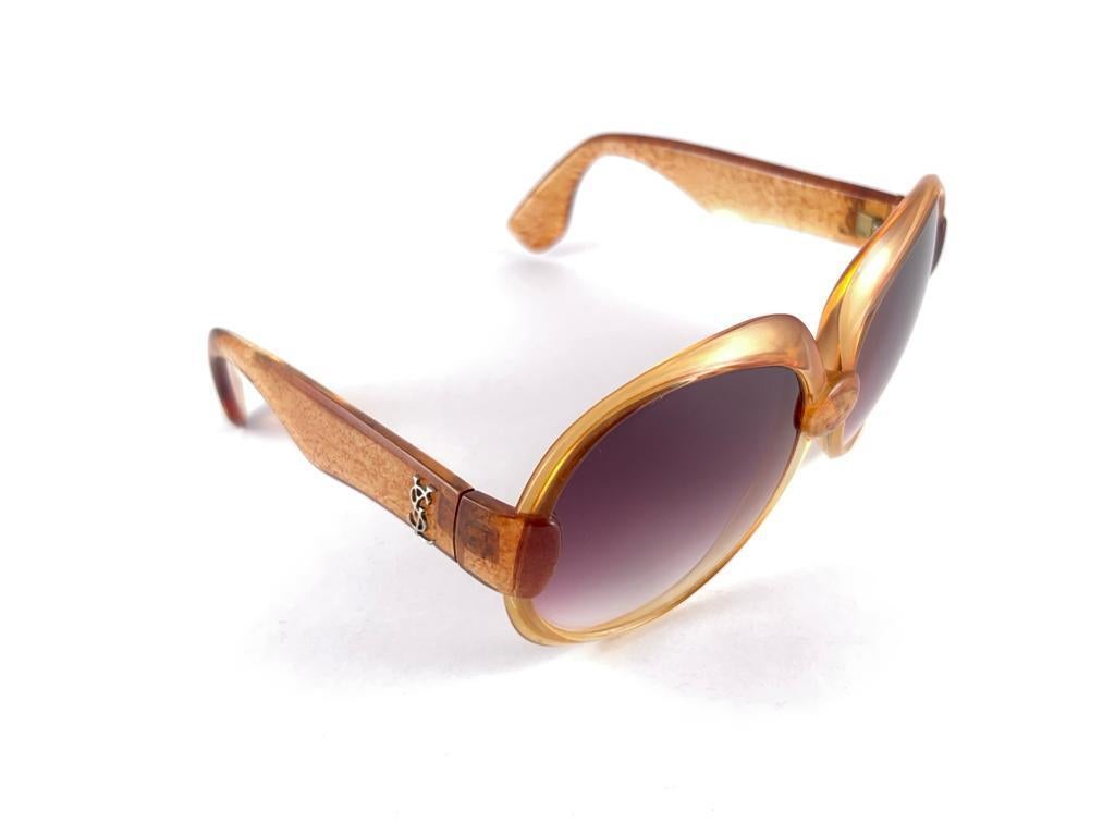 Menta Vintage Yves Saint Laurent YSL 543 Ámbar translúcido 70s Francia Gafas de sol  en venta 3