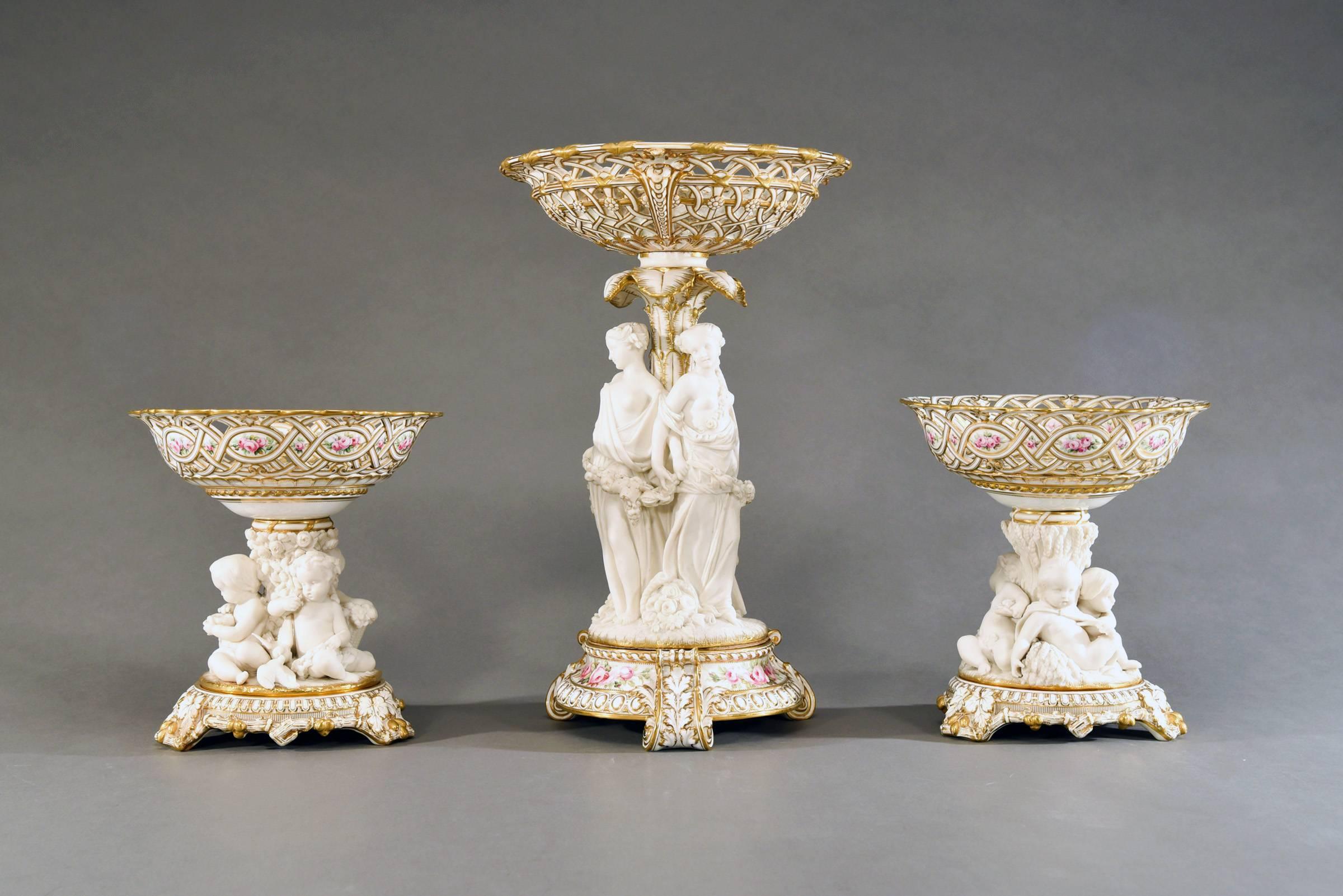 Anglais Service à dessert doré Minton du 19ème siècle 15 pièces W/ Parian Figures Roses peintes à la main en vente