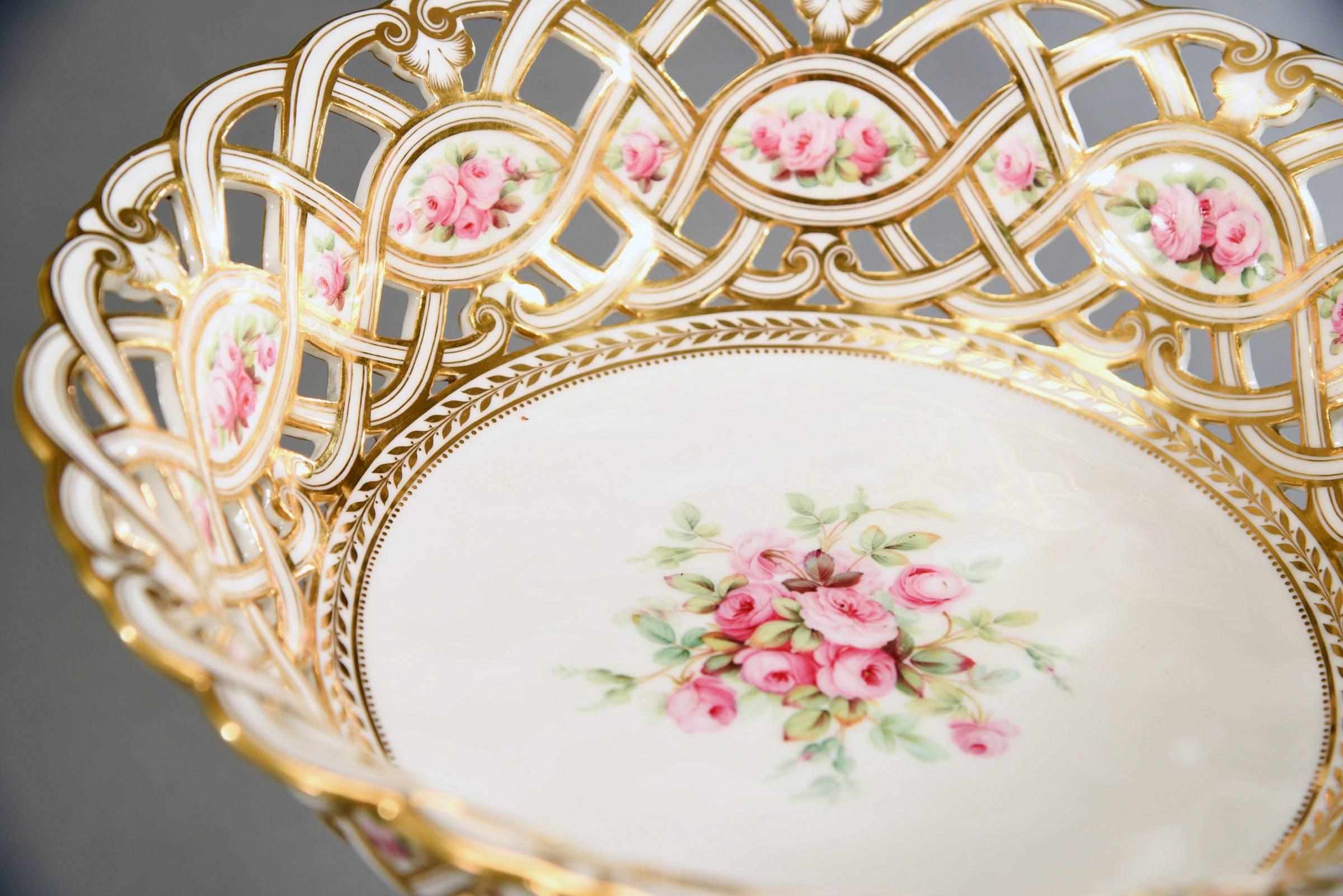 Porcelaine Service à dessert doré Minton du 19ème siècle 15 pièces W/ Parian Figures Roses peintes à la main en vente