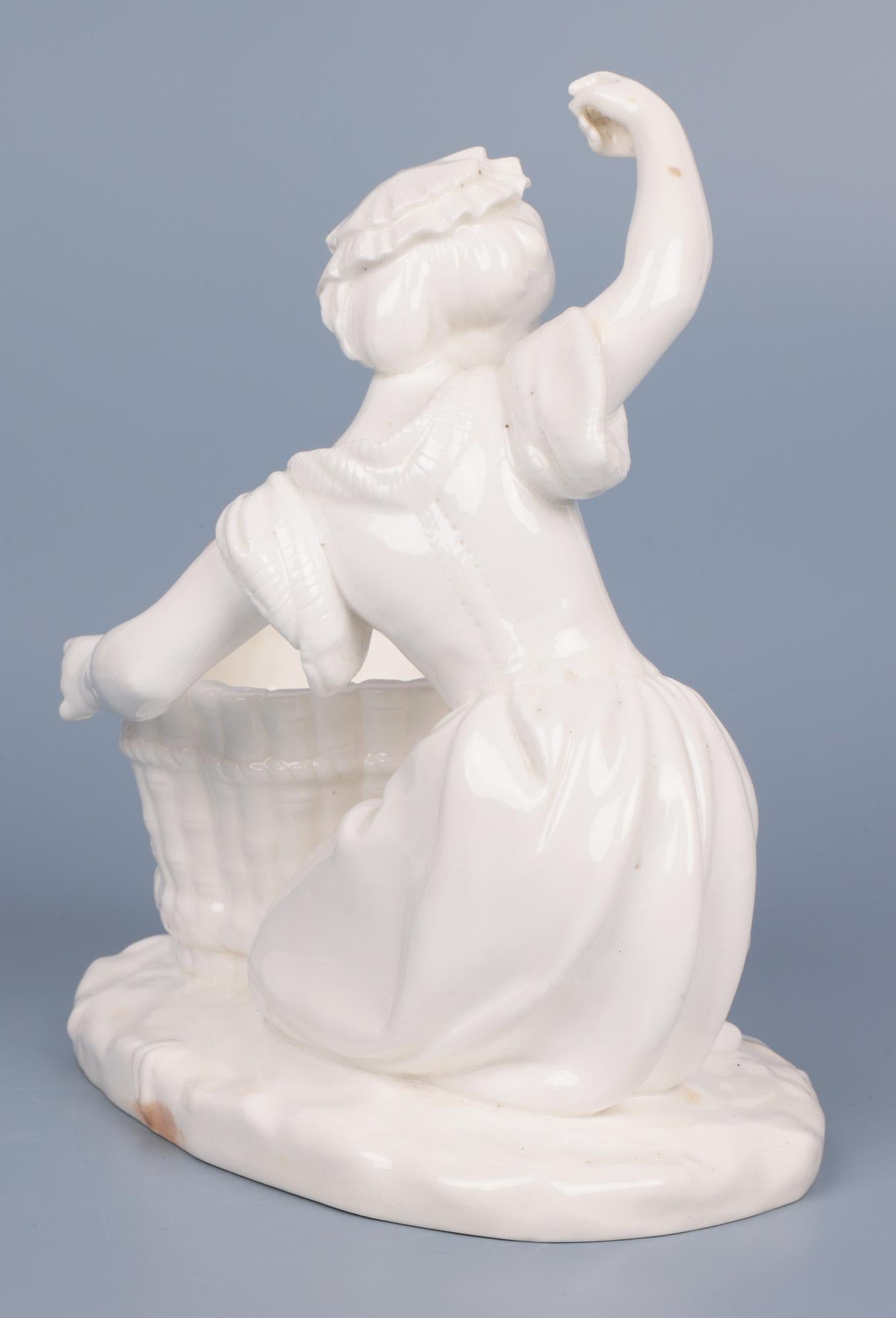 Centro de mesa antiguo de porcelana Blanc de Chine de Minton en venta 4