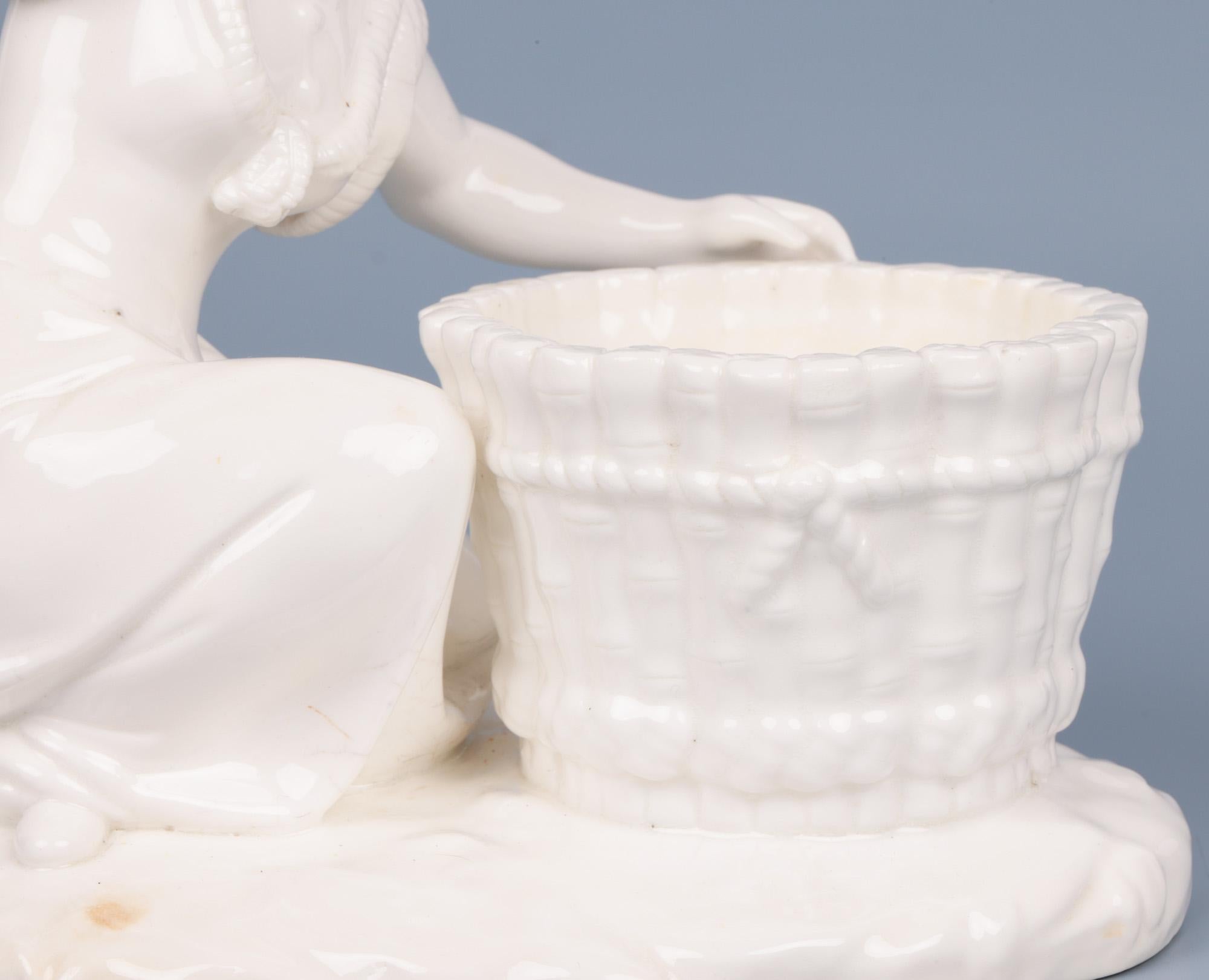 Centro de mesa antiguo de porcelana Blanc de Chine de Minton Victoriano en venta