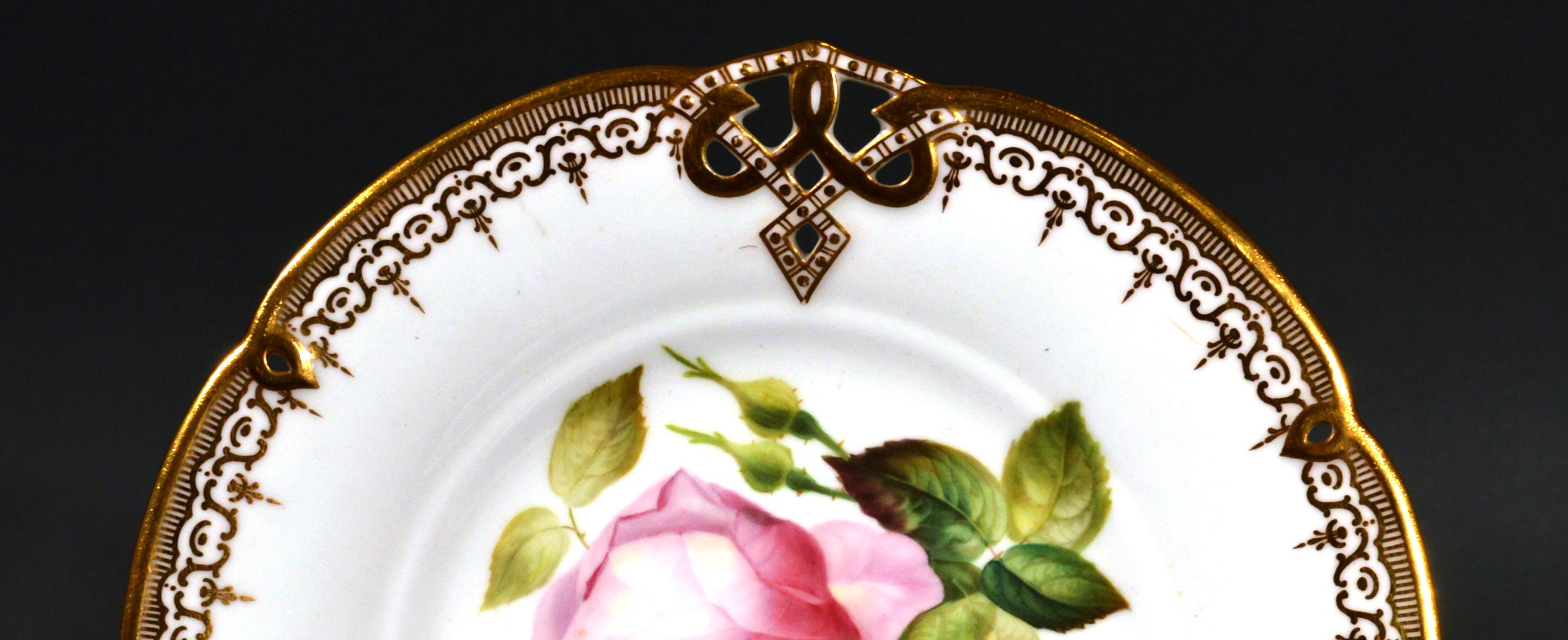 Début de l'époque victorienne Assiette à spécimen botanique en porcelaine d'os de Minton représentant une rose, motif n°9762 en vente