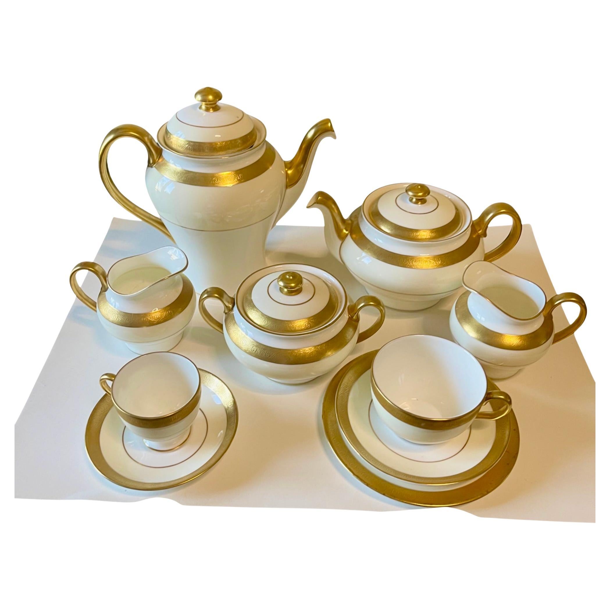 Un service à thé et à café Minton Buckingham pour 12 personnes, 65 pièces
1 x cafetière - hauteur 8.5, profondeur 5.5, largeur 9.5 pouces
1 x théière - hauteur 5.7, profondeur 6, largeur 9 pouces
1 x sucrier couvert à deux poignées - hauteur 4.5,