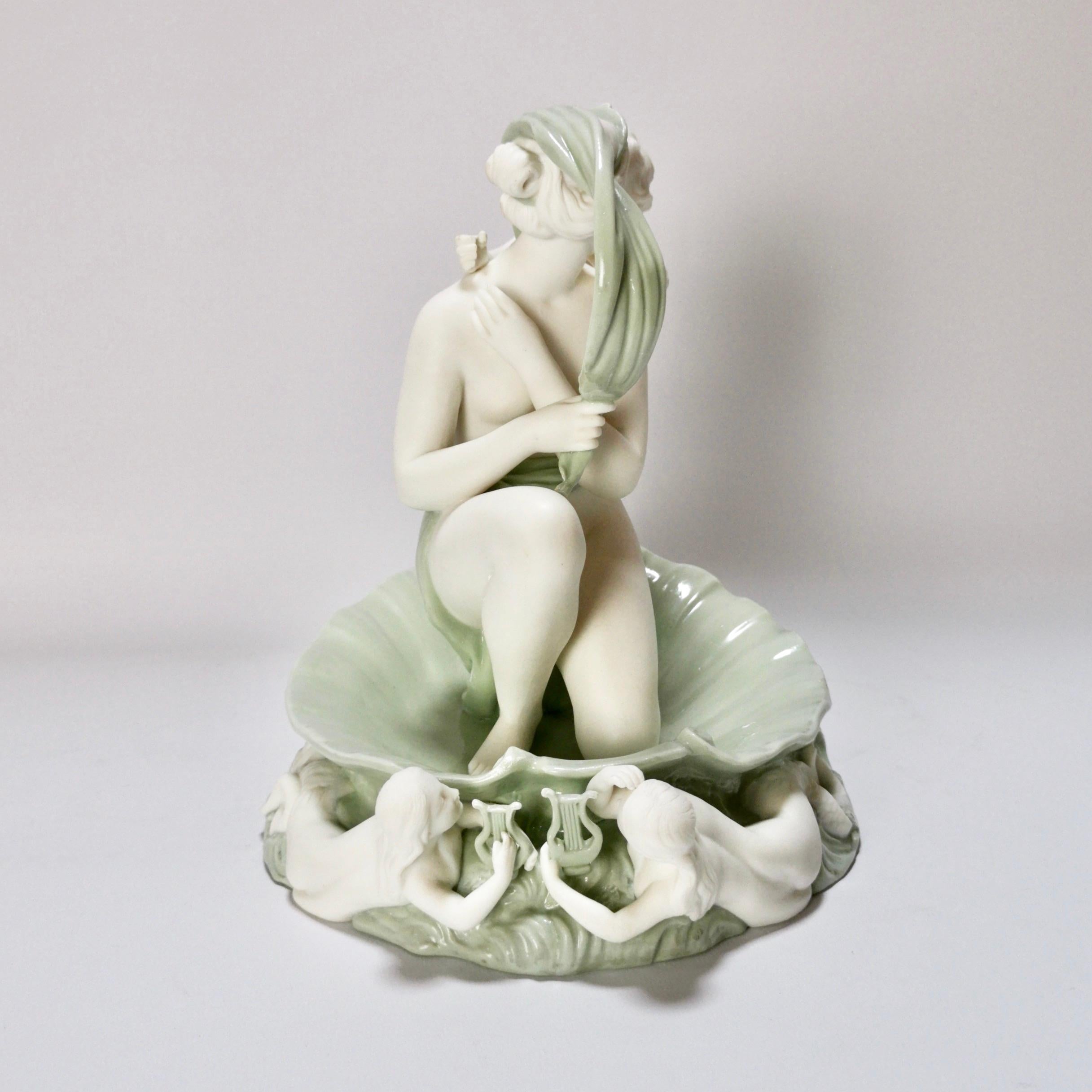 Minton Celadon Parianische Porzellanskulptur, Venus und Amor, viktorianisch, 1861 (Viktorianisch) im Angebot