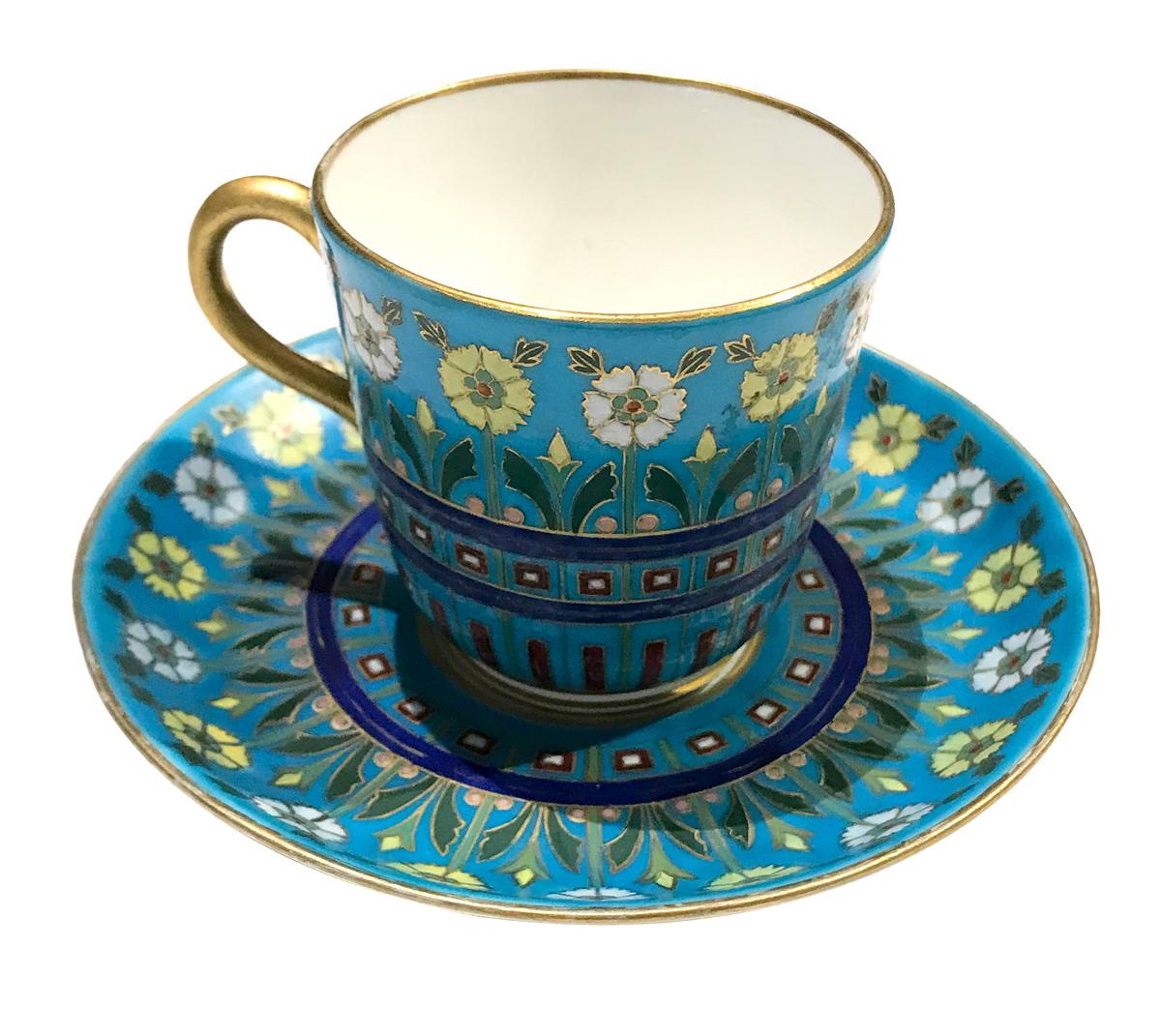 Exquisite Minton Cloisonné-Stil ware Teetasse mit Untertasse. Dieses Porzellanset ist mit der Cloisonné-Technik verziert und zeigt lebhafte botanische Muster, die mit Gold umrahmt sind. Hier sind schöne Friese von Pfingstrosen oder Gänseblümchen auf