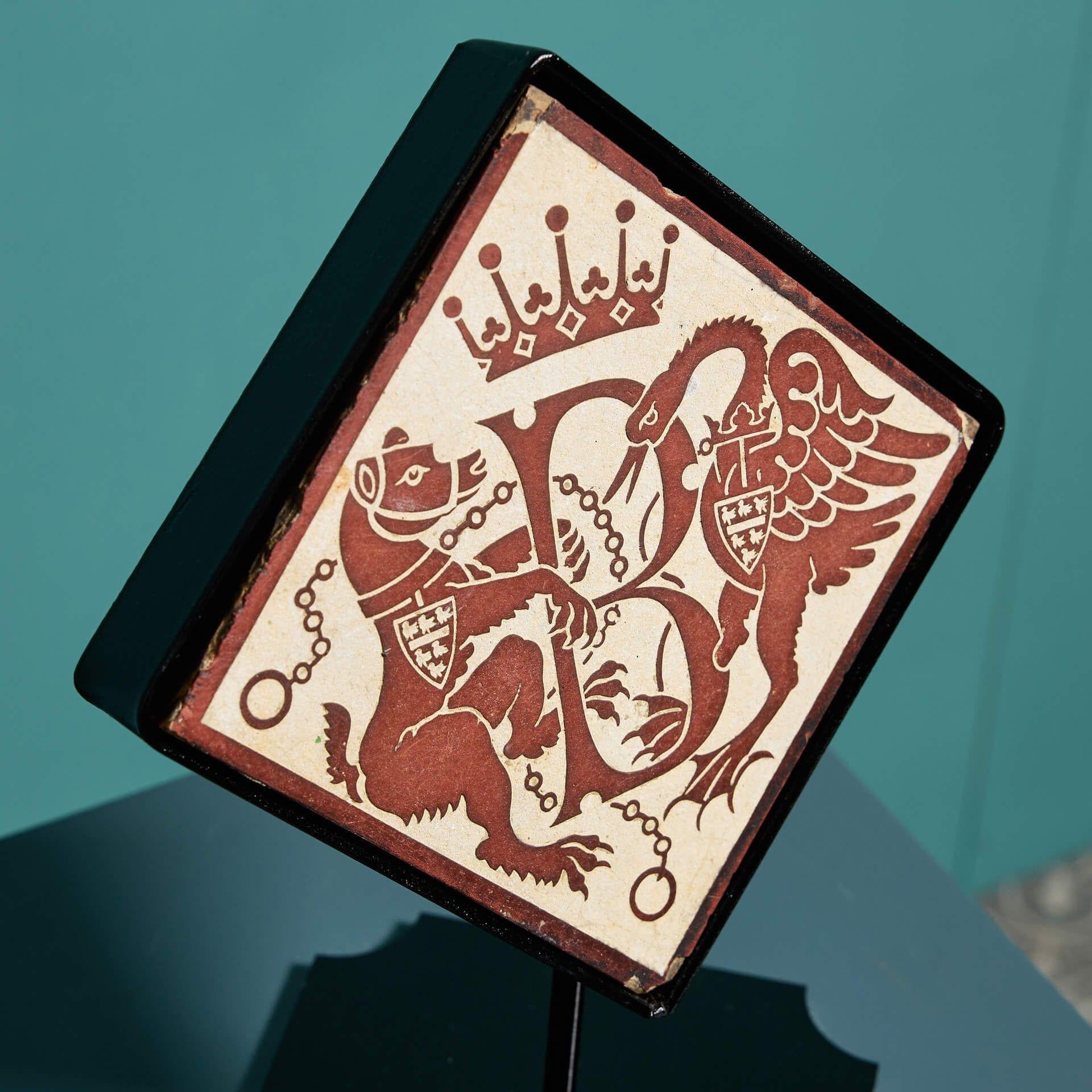 Rara e probabilmente unica piastrella da pavimento ad encausto di Minton & Co (timbrata) della metà del XIX secolo con disegno araldico, raffigurante un orso e un cigno tra la lettera 'B' e una corona. Questa piastrella da 6 pollici include un