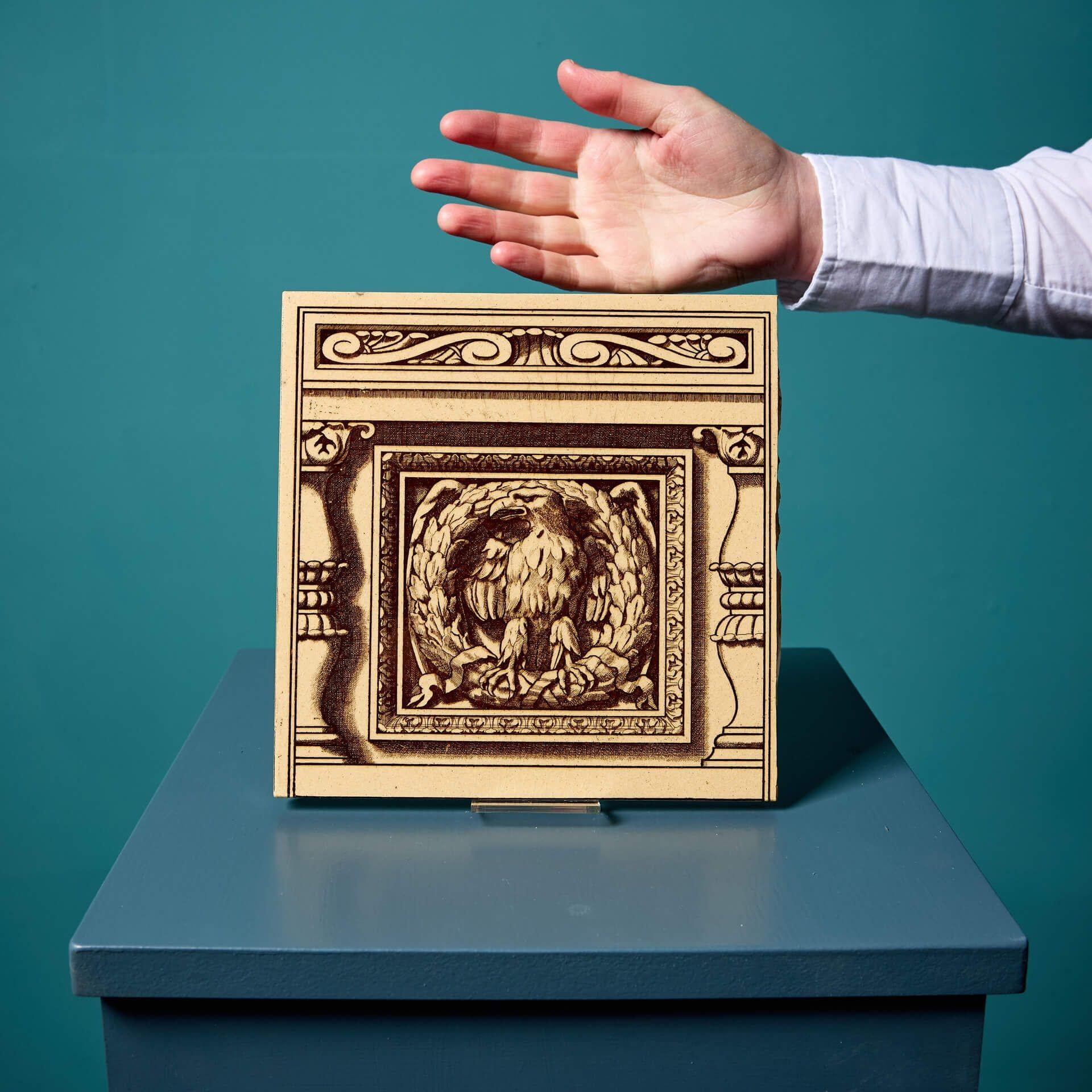 Un'antica piastrella decorativa neoclassica da 8 pollici di Minton (timbrata), una delle due simili che vendiamo in tonalità seppia.

Questa grande piastrella smaltata e impressa a polvere raffigura un pannello architettonico molto dettagliato con