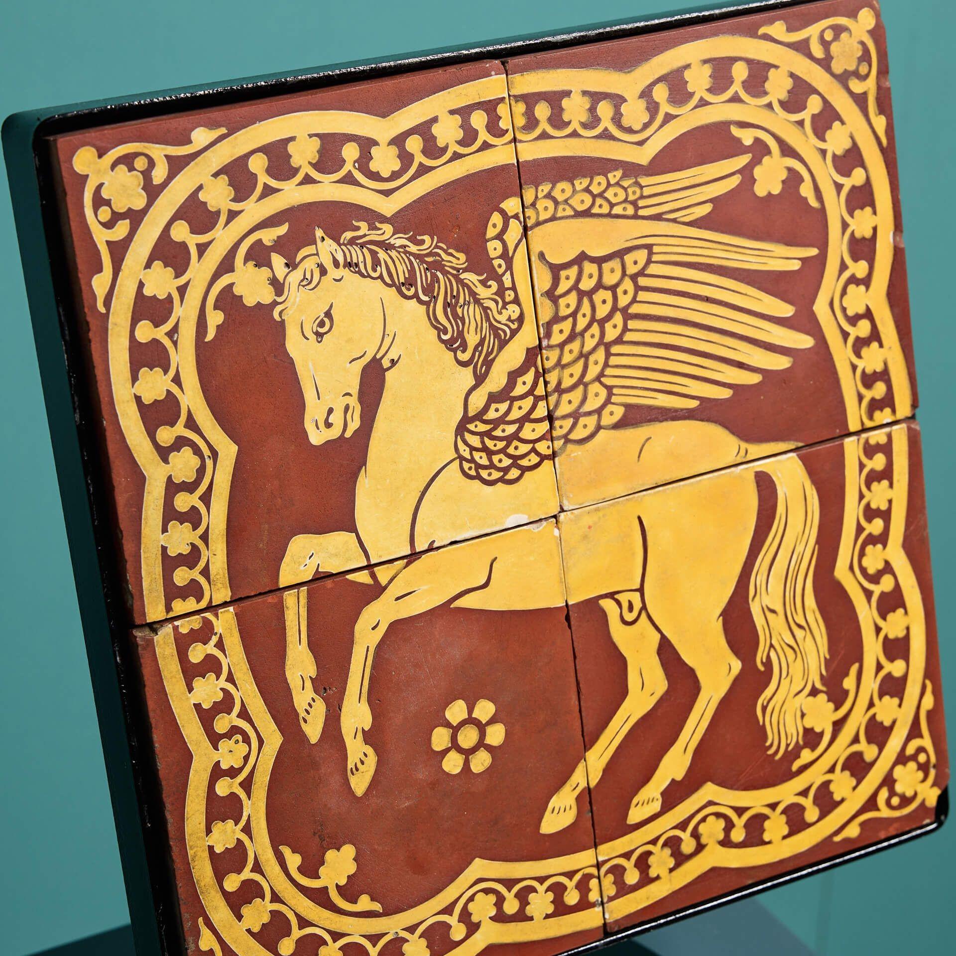 Un rarissimo pannello di piastrelle a encausto di Minton & Co. raffigurante il mitico cavallo alato Pegaso, montato in un supporto di metallo su misura per l'esposizione.

Risalente al 1845 circa, questo pannello di piastrelle in stile Pugin fu
