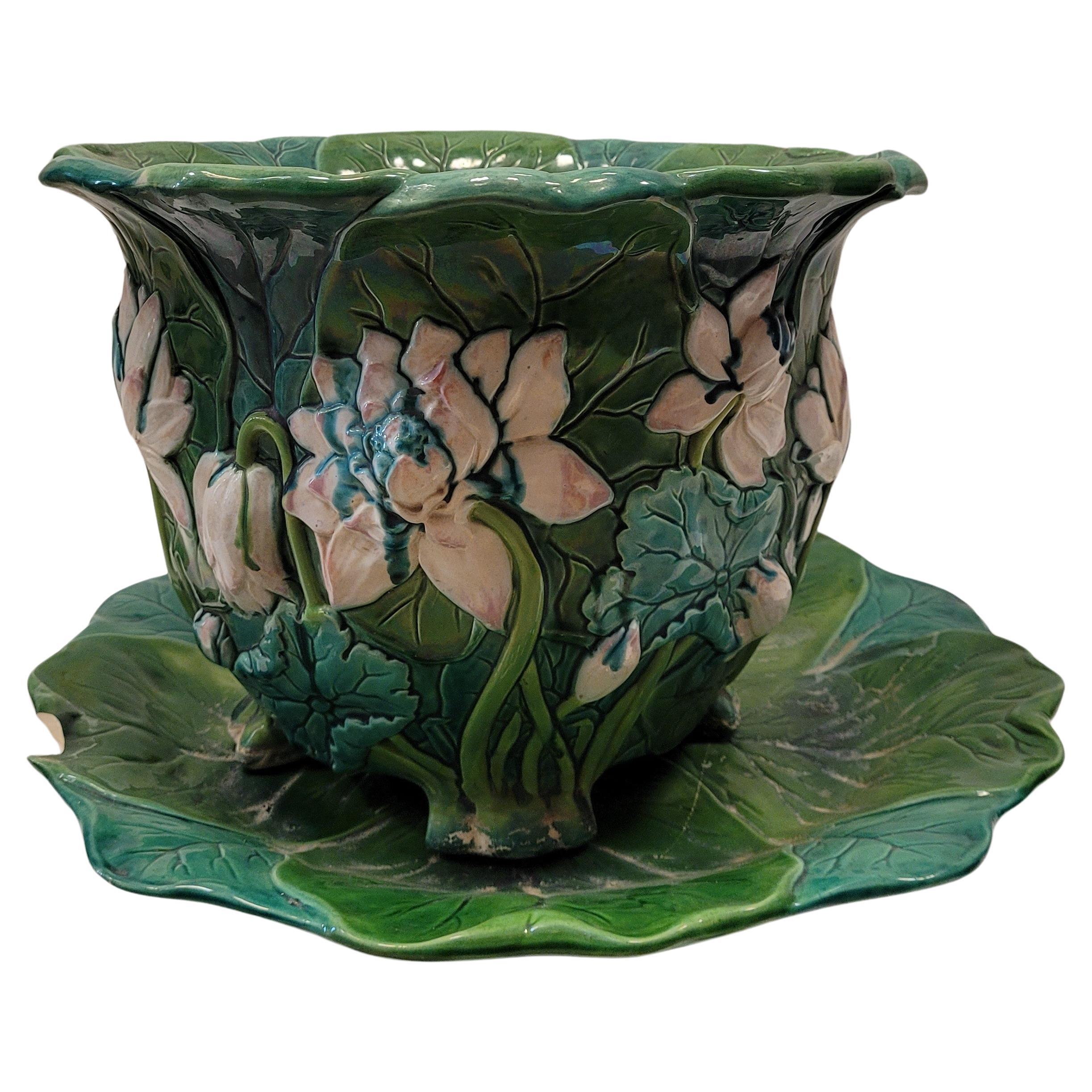 19th -20th Century One of a kind an very gorgeous English Majolica Floral Jardiniere signed Minton with an exuberant waterlily decoration green and white.
With a great plate, measurement 50 cm x 50 cm . Art Nouveau , England
There is a very small
