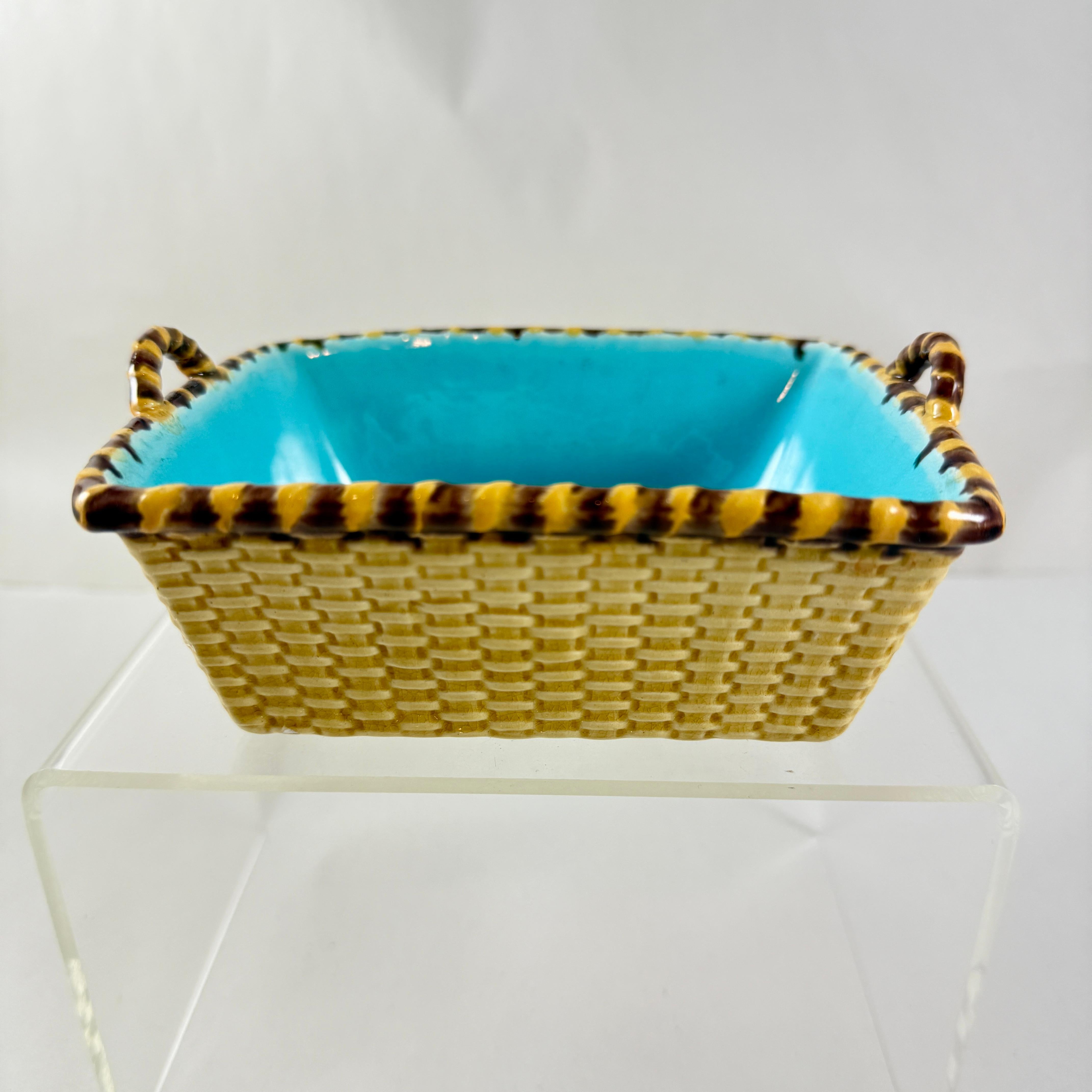 
Cesta de baratijas de mayólica esmaltada inglesa, atribuida a Minton, hacia la década de 1880.

Con un color y una textura asombrosos, la delicada cestita de barro está esmaltada en un intenso amarillo mantecoso con un brillante interior