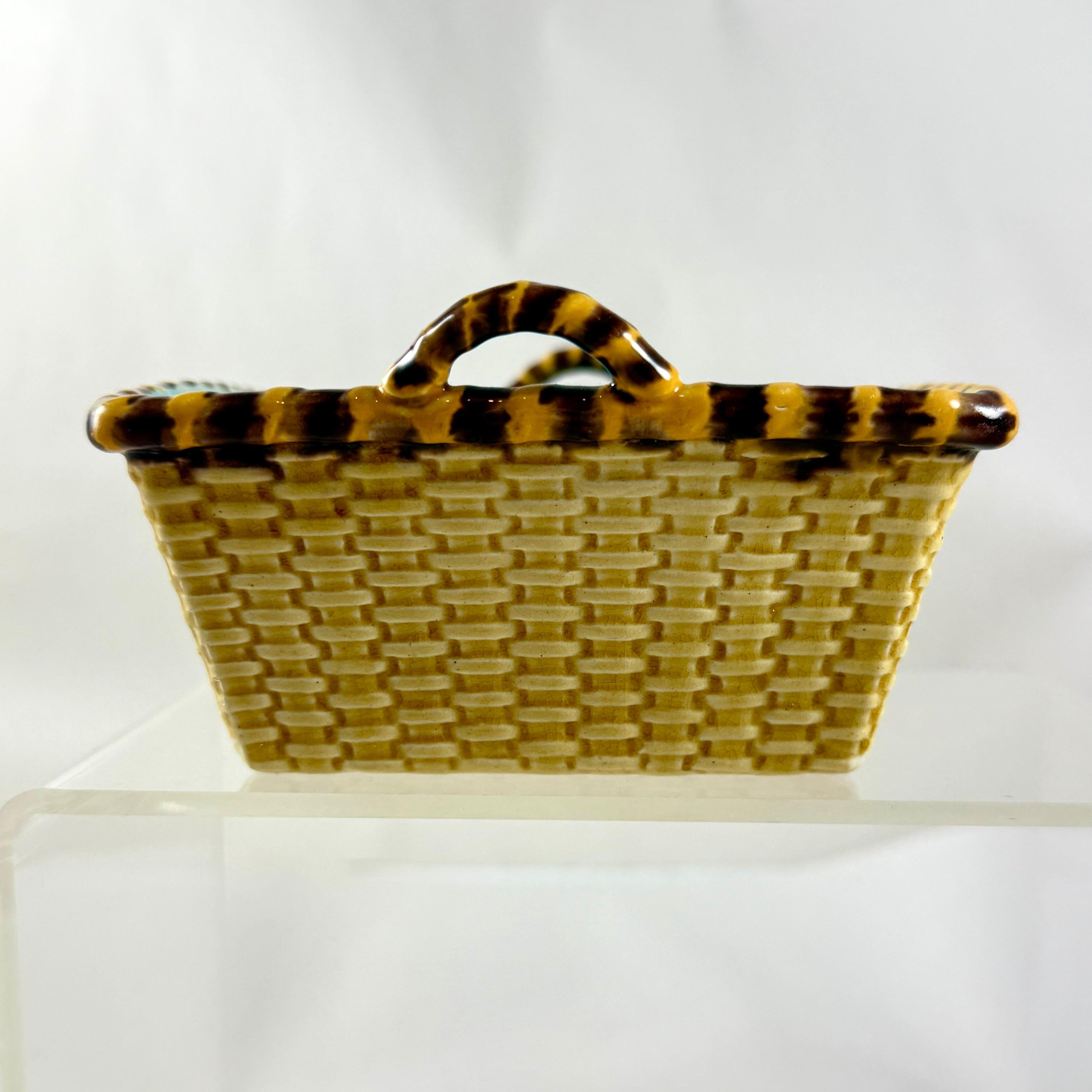 Cesta de baratijas Minton English Majolica Yellow Vide-Poche Glaseado en venta