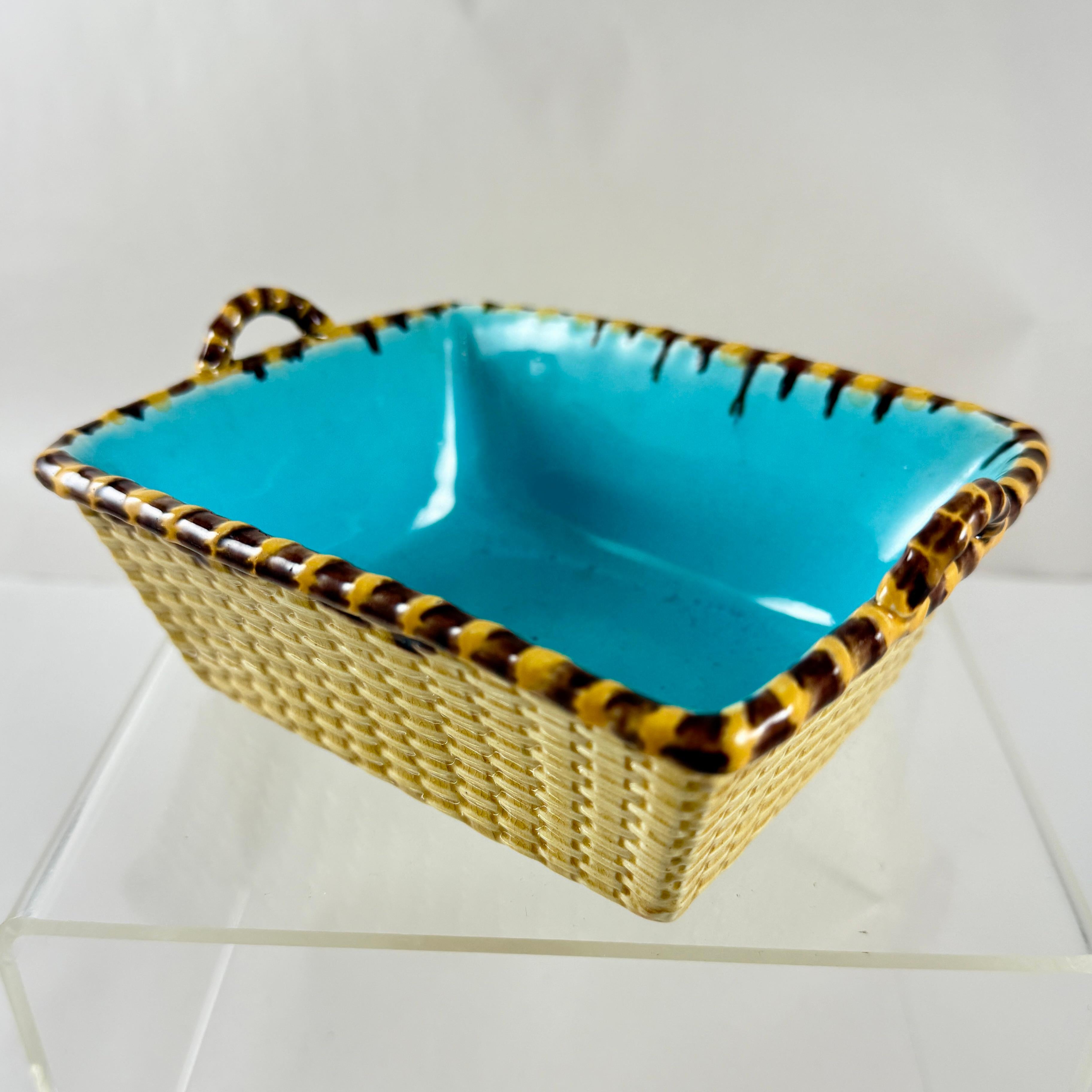 Cesta de baratijas Minton English Majolica Yellow Vide-Poche en Bueno estado para la venta en Philadelphia, PA