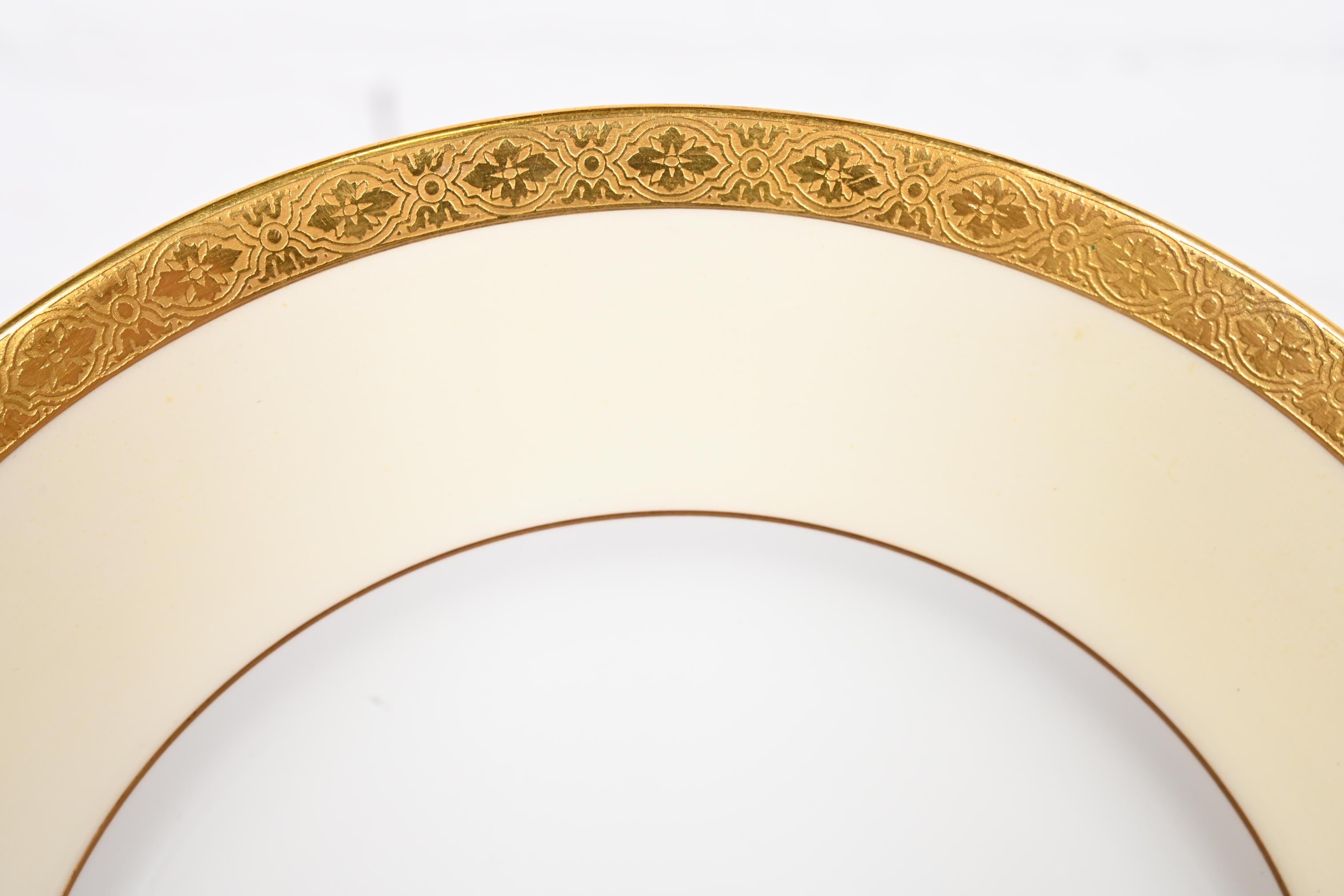 Minton pour Tiffany & Co. Assiettes à dessert en porcelaine avec bordures dorées, douze en vente 3
