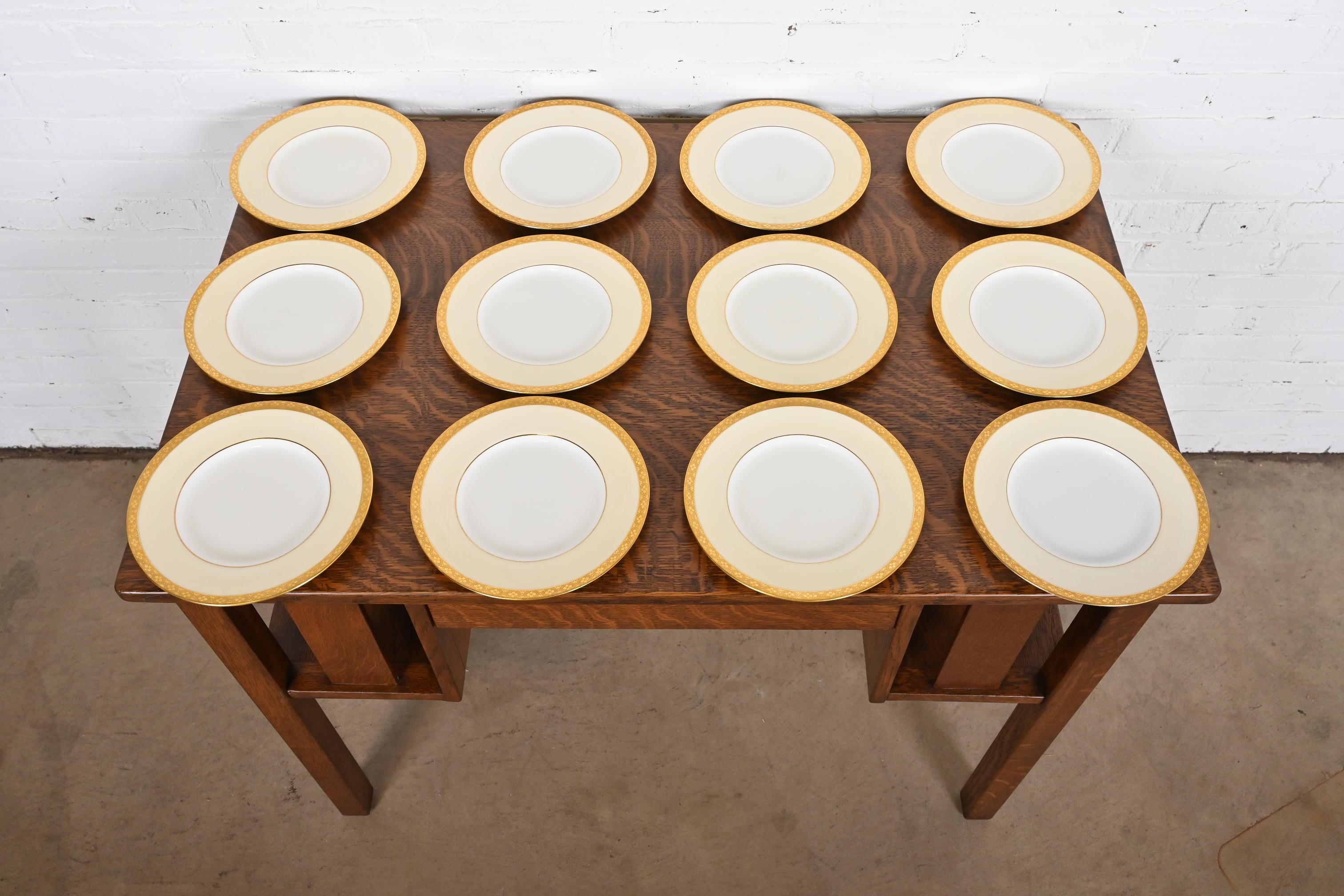 Minton pour Tiffany & Co. Assiettes à dessert en porcelaine avec bordures dorées, douze en vente 4