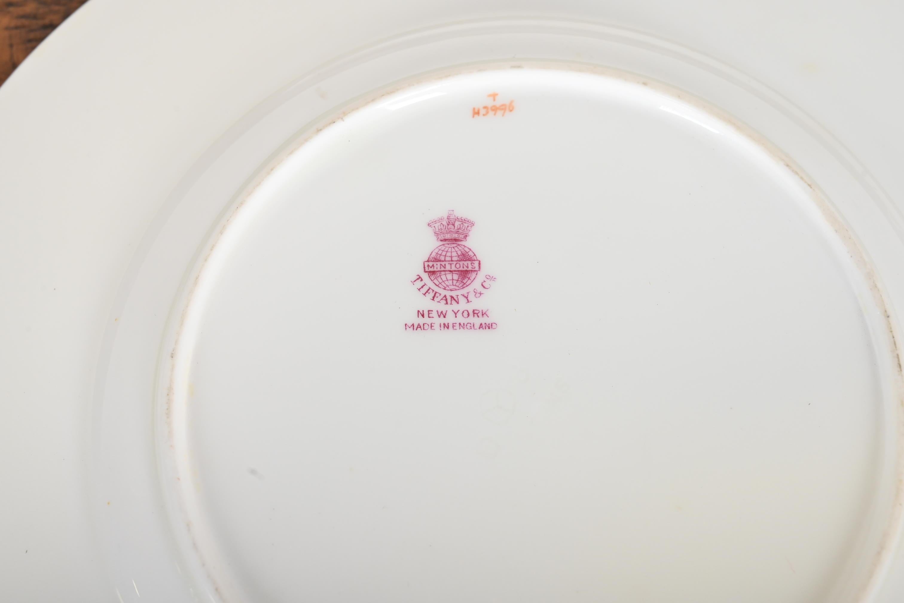 Minton pour Tiffany & Co. Assiettes à dessert en porcelaine avec bordures dorées, douze en vente 5