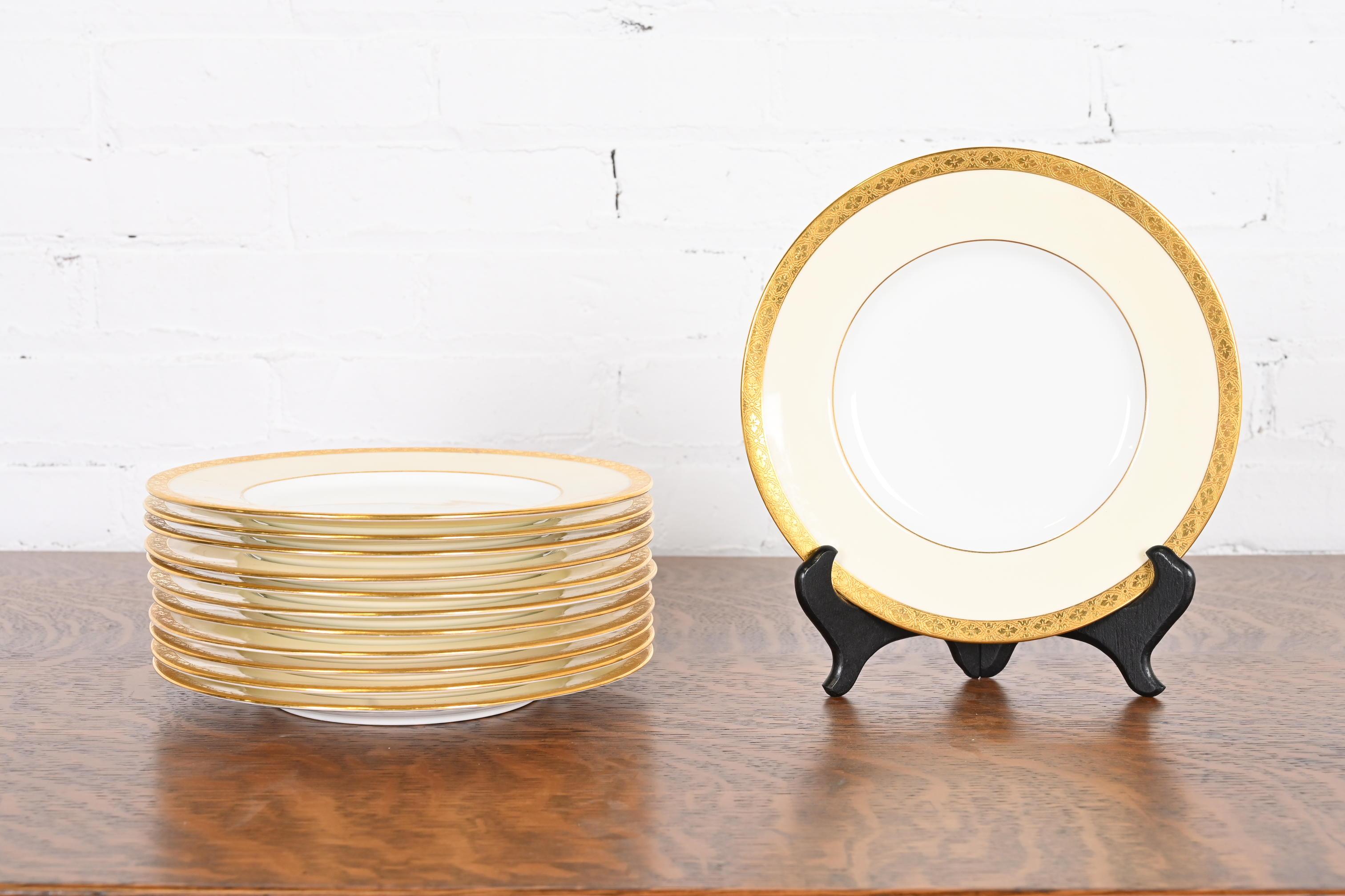 Magnifique ensemble de douze assiettes à dessert Art déco avec bordure dorée

Par Minton pour Tiffany & Co.

Angleterre, Vers les années 1930

Mesures : 9 