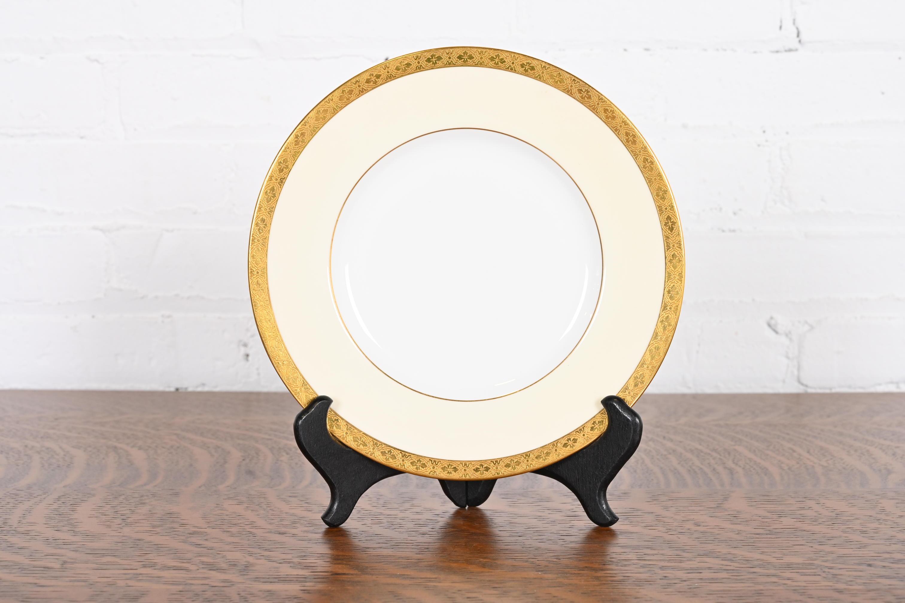Art déco Minton pour Tiffany & Co. Assiettes à dessert en porcelaine avec bordures dorées, douze en vente