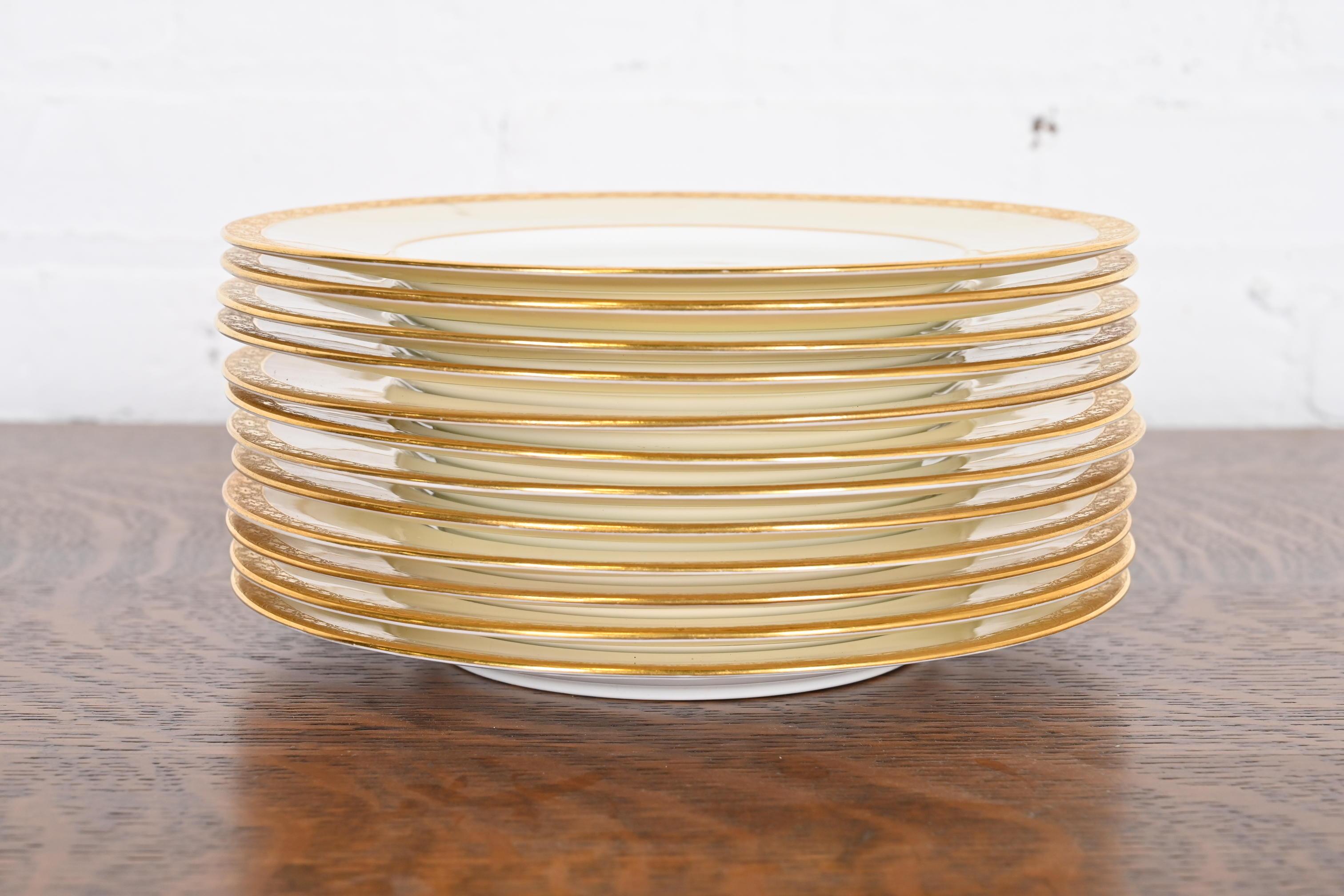 Milieu du XXe siècle Minton pour Tiffany & Co. Assiettes à dessert en porcelaine avec bordures dorées, douze en vente