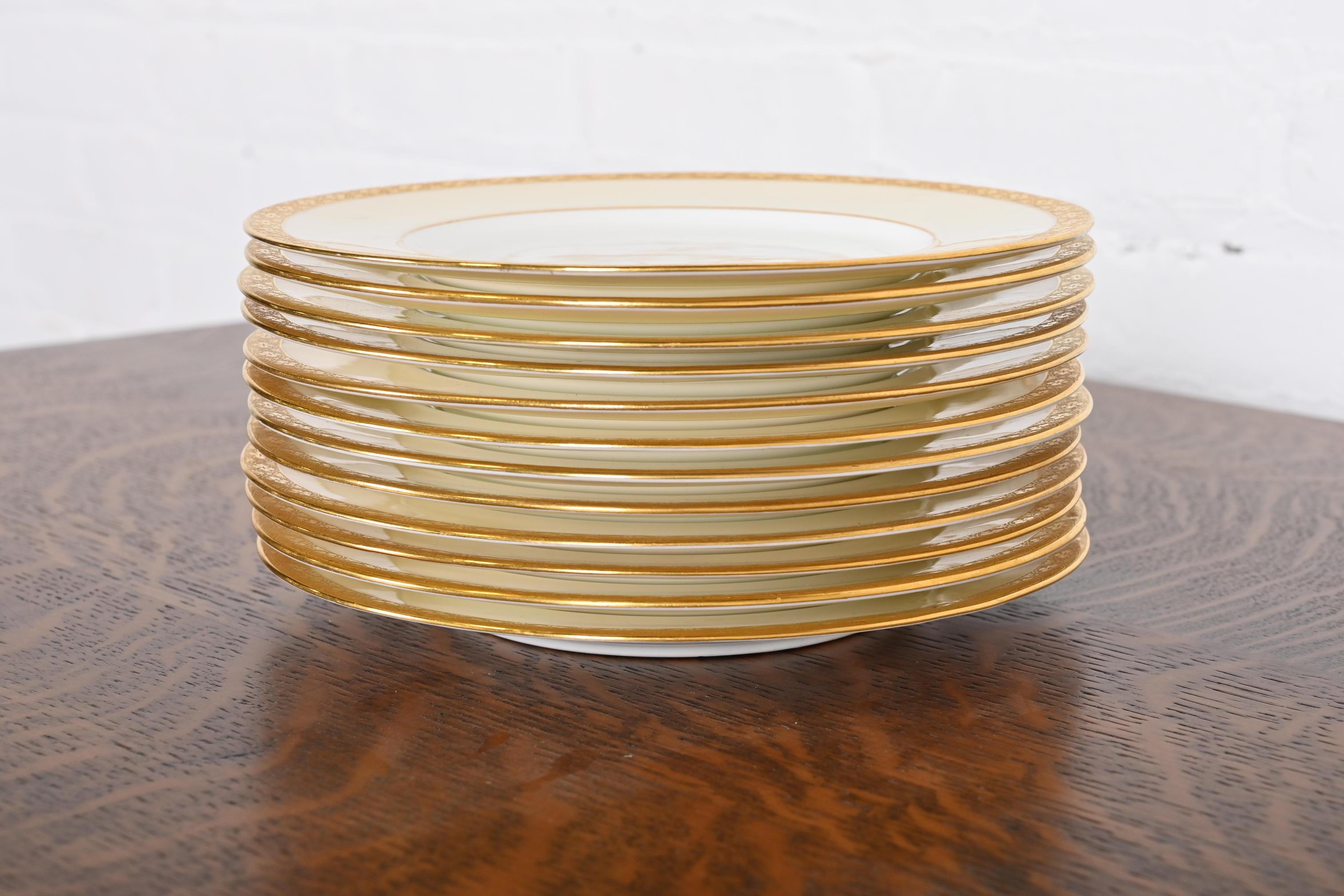 Porcelaine Minton pour Tiffany & Co. Assiettes à dessert en porcelaine avec bordures dorées, douze en vente