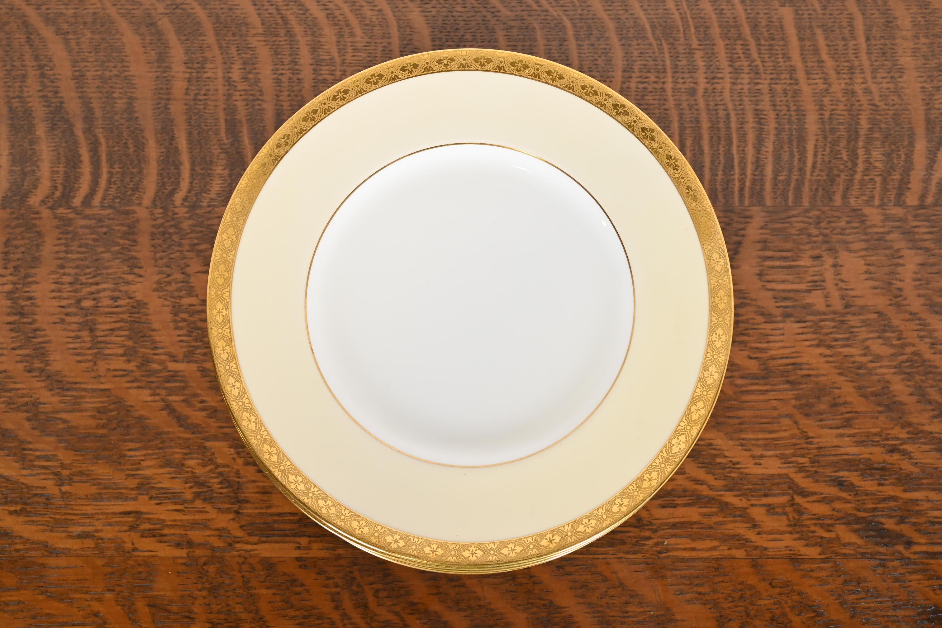 Minton pour Tiffany & Co. Assiettes à dessert en porcelaine avec bordures dorées, douze en vente 1