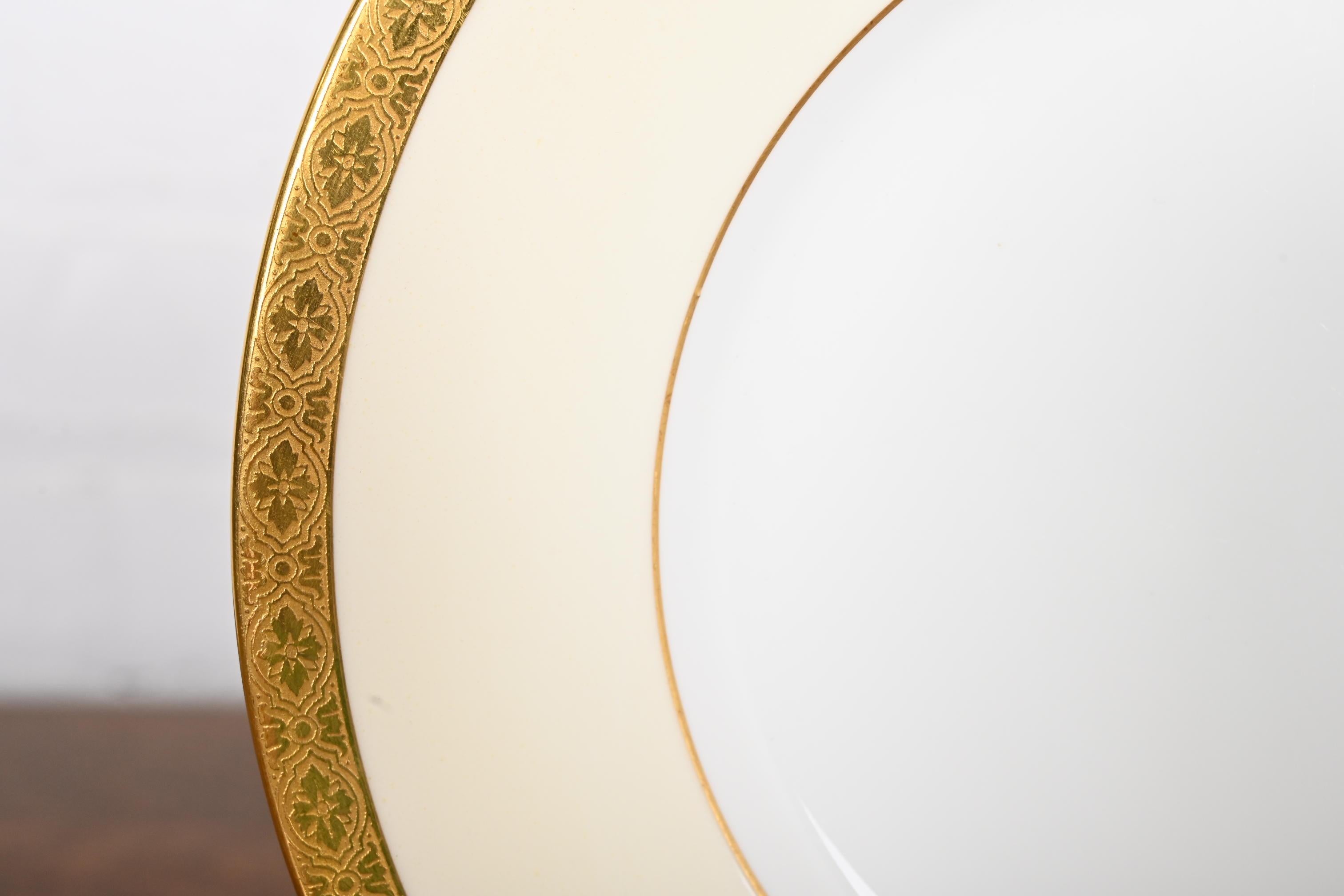 Minton pour Tiffany & Co. Assiettes à dessert en porcelaine avec bordures dorées, douze en vente 2