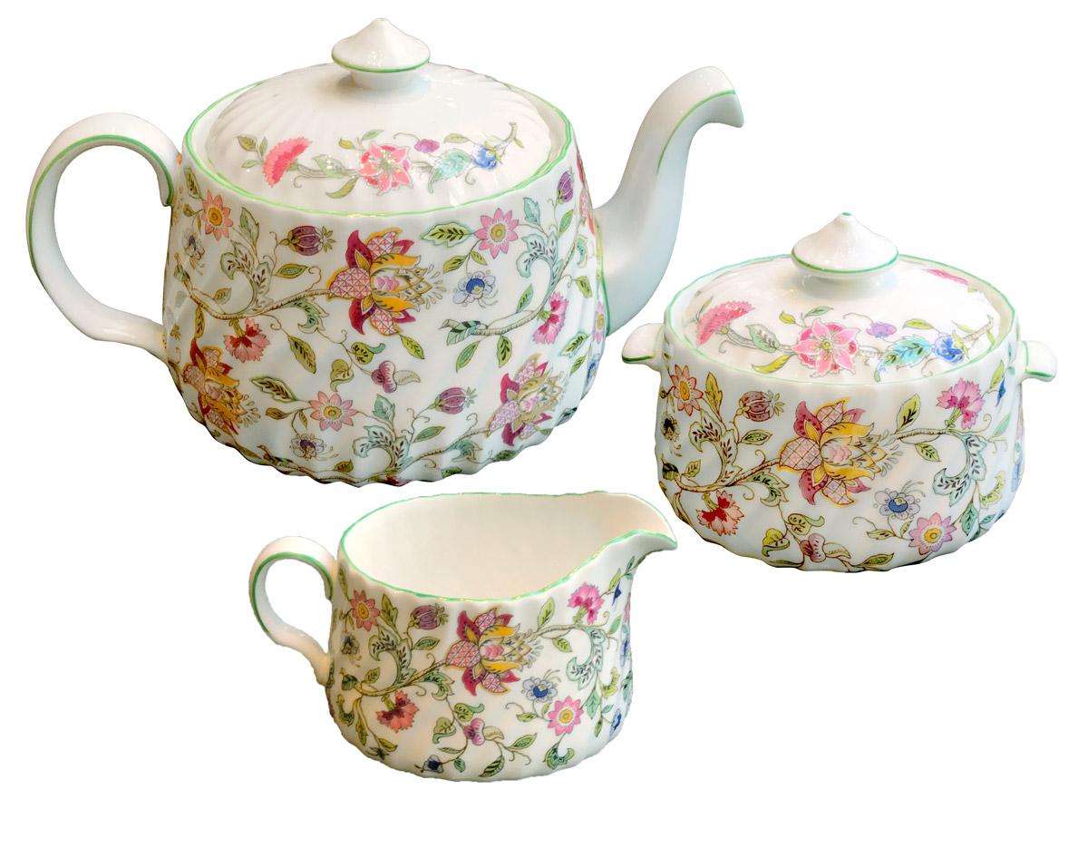 This tea set is composed of 19 pieces: 1 teapot, 1 sugar bowl, 1 milk pot, 8 cake plate with 8 teacups with 8 saucers in Minton Bone China Porcelain.
Famous Minton Haddon Hall model designed by John William Wadsworth (1879-1955), recognizable with