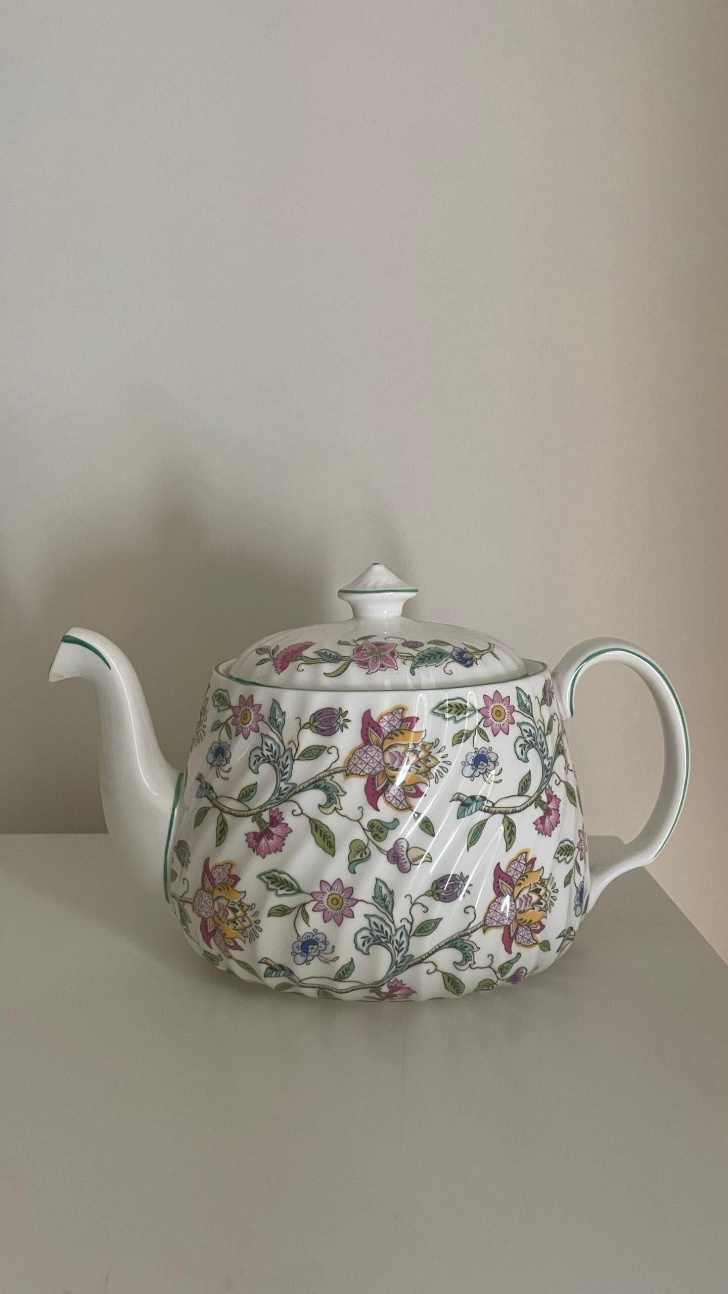 Stoviglie con motivi floreali di William Wadsworth per Minton Hall, 8 set completi. Composto da: teiera, 16 piatti grandi, 8 piatti piccoli, 8 tazze da tè con sottopiatti, 8 tazze da consommé con sottopiatti.

