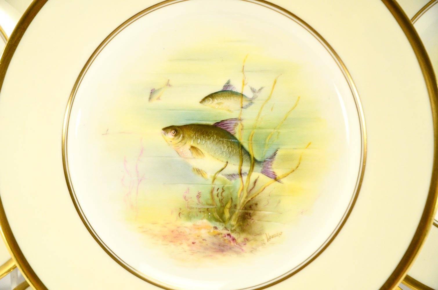 Minton, handbemaltes, vom Künstler signiertes Fischservice mit Platte, 12 Teller und Wein (Vergoldet) im Angebot