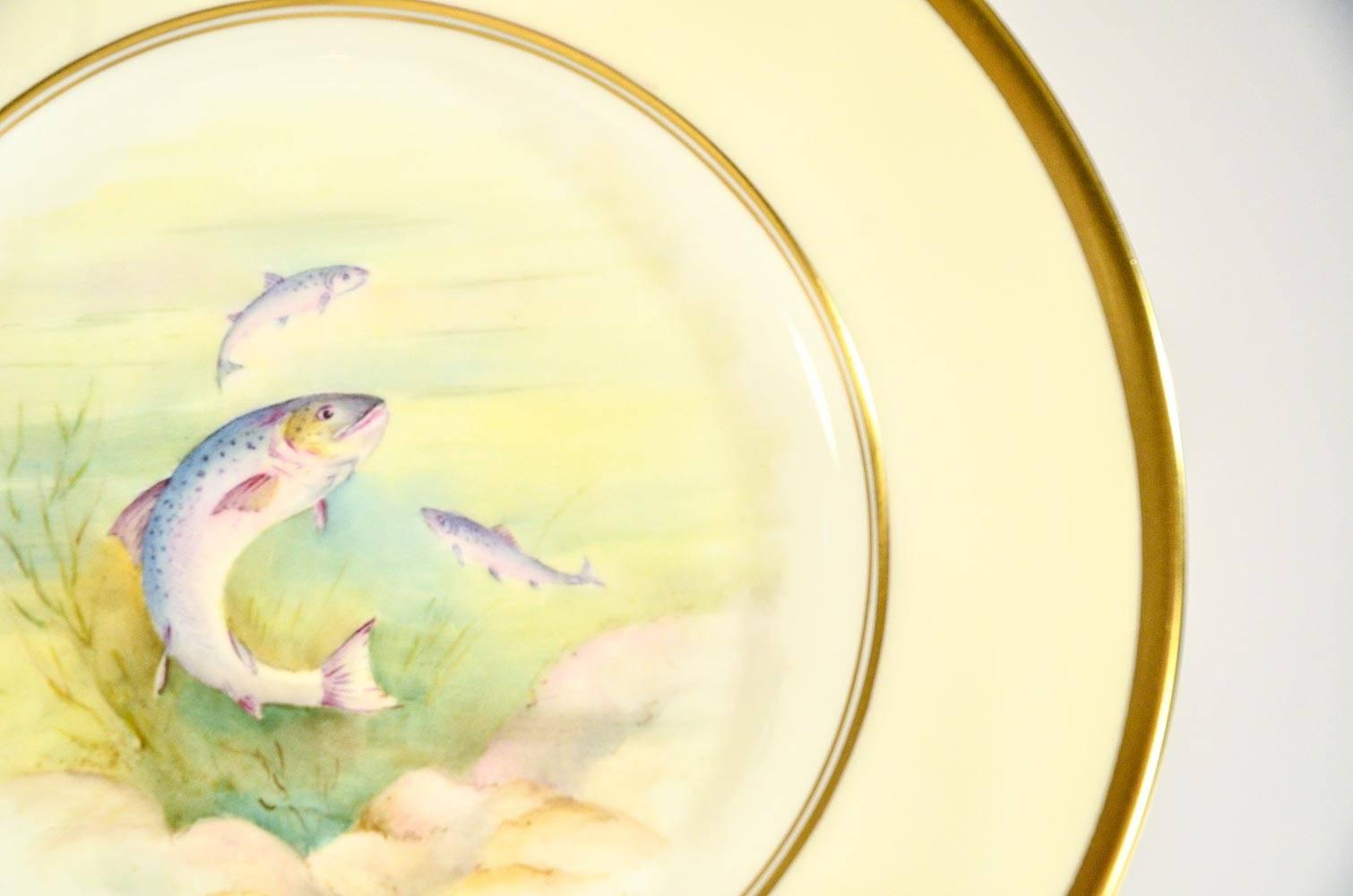 Minton, handbemaltes, vom Künstler signiertes Fischservice mit Platte, 12 Teller und Wein (20. Jahrhundert) im Angebot