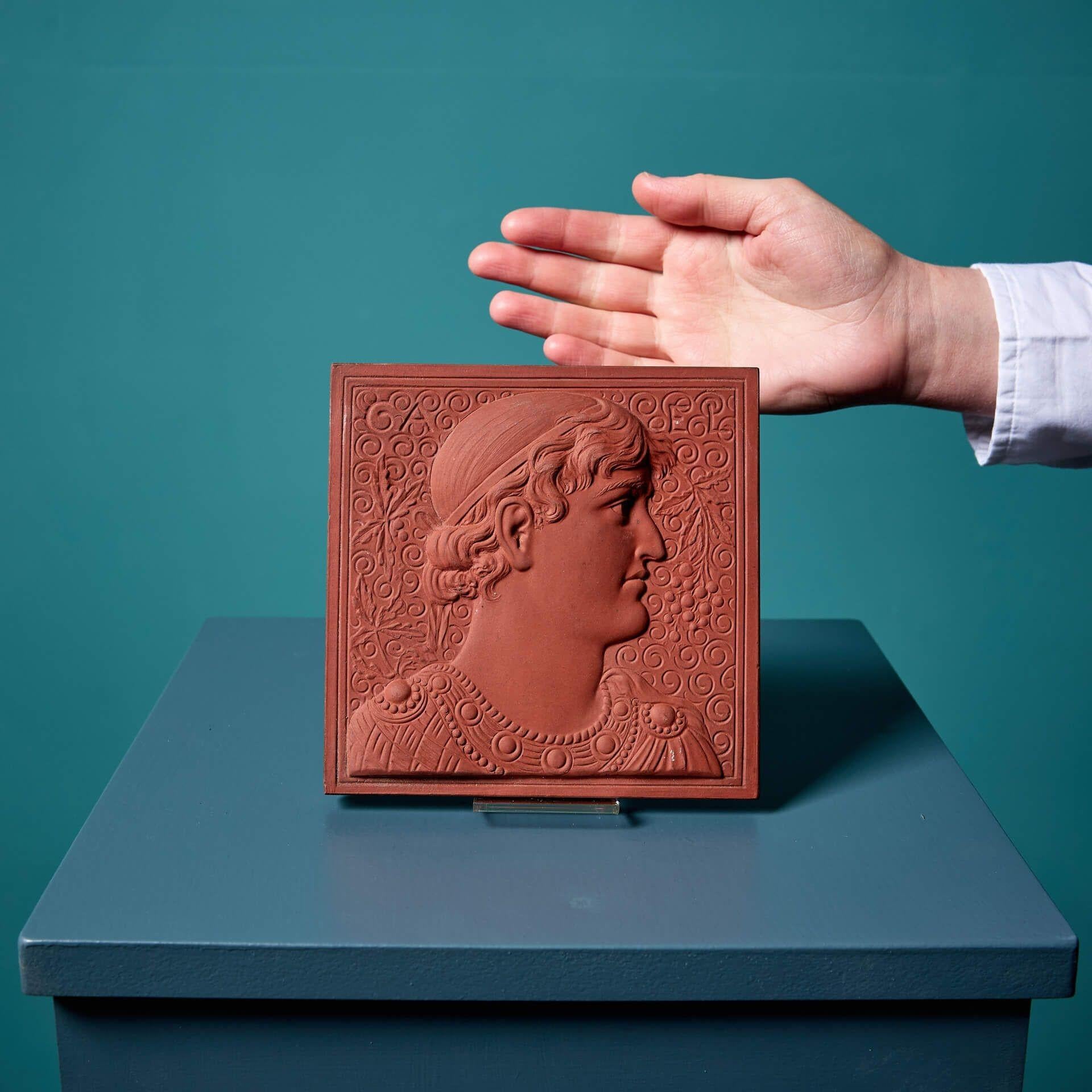 Una superba piastrella antica in terracotta pressata a polvere da 6 pollici di Minton Hollins & Co. (timbrata) raffigurante un ritratto di profilo nello stile dell'Aesthetic Movement. La bellezza di questa tegola è tale che il retro è altrettanto