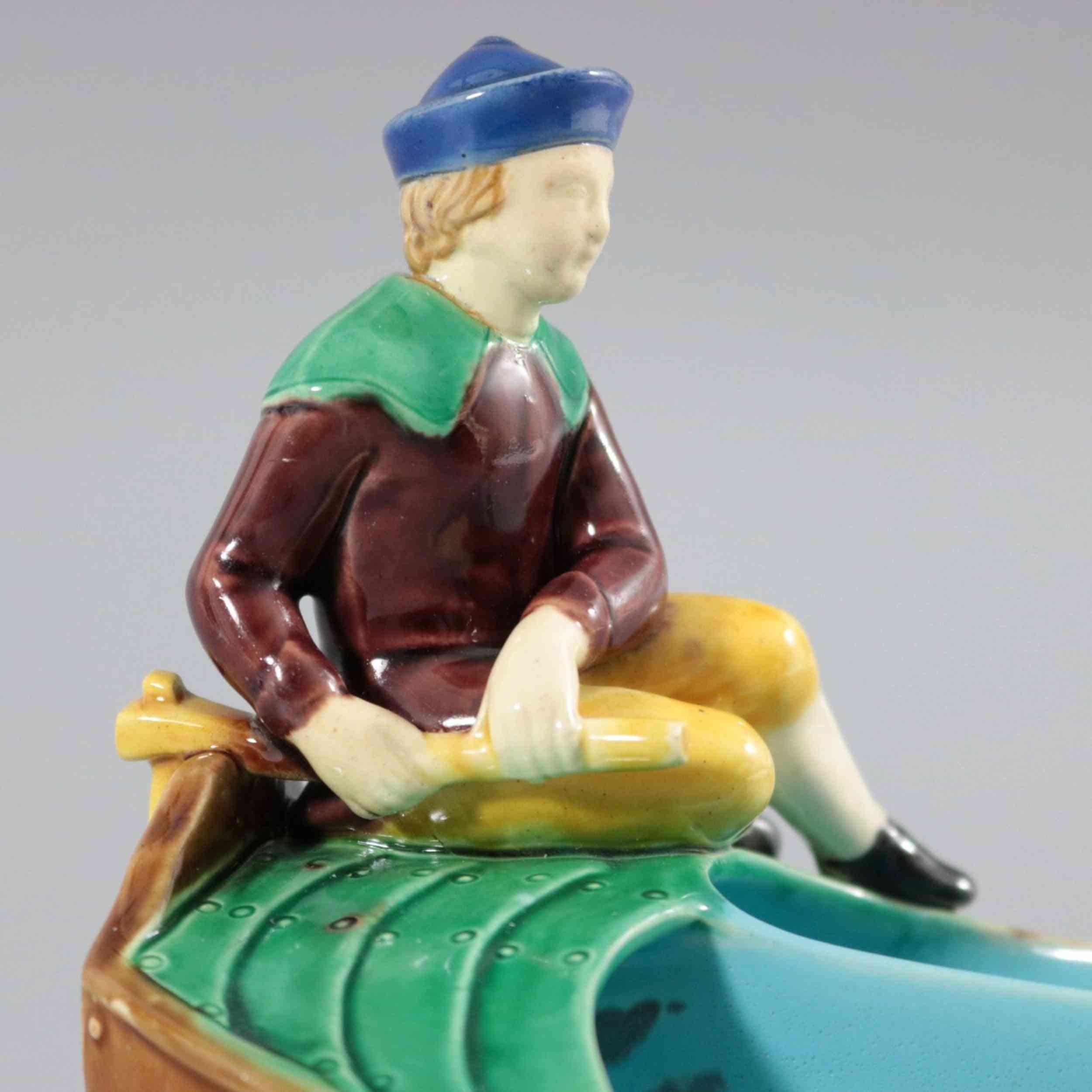 Plat en majolique « Boy on Boat Dish » de Minton en vente 3
