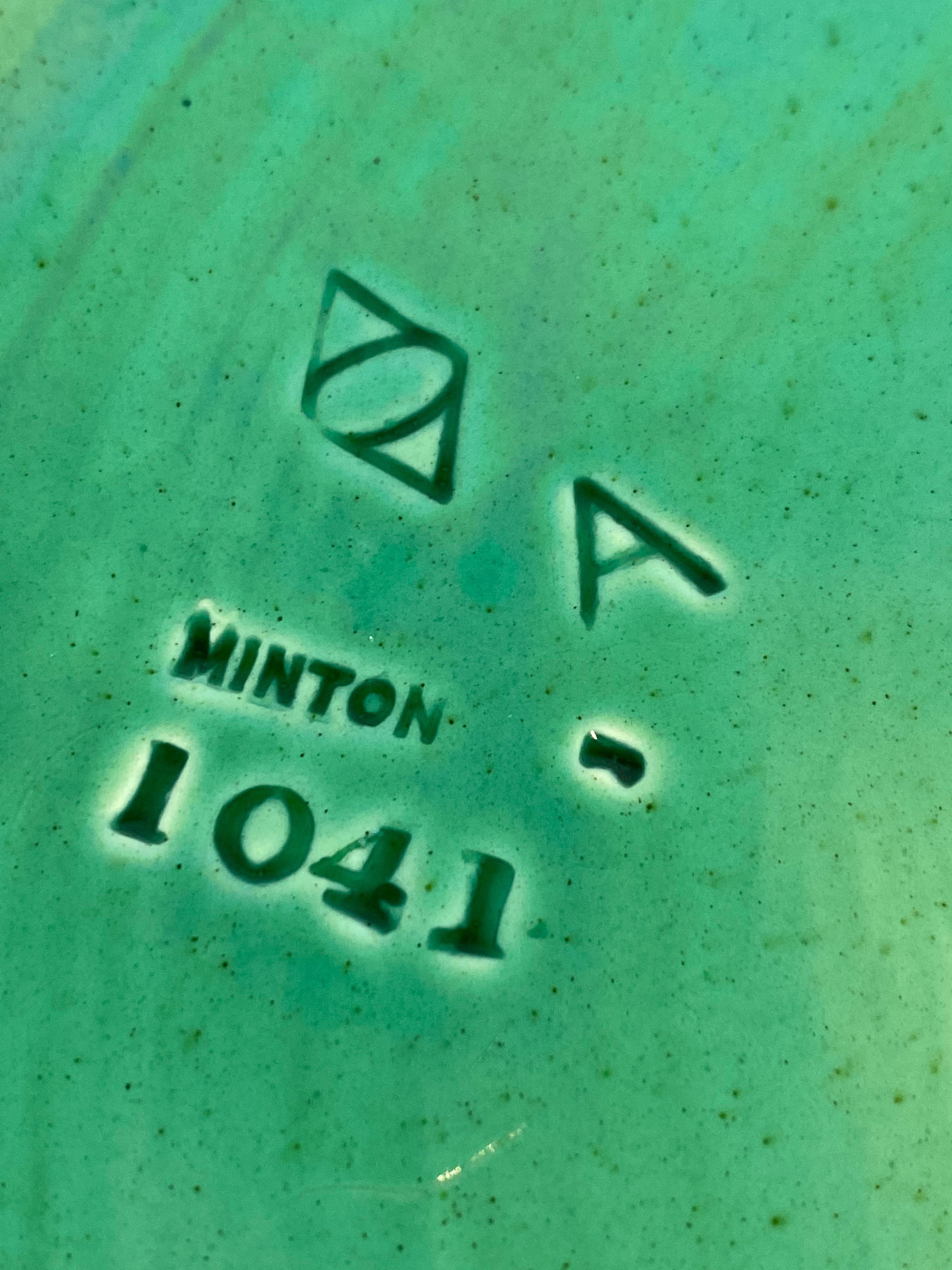 Bandeja de centro de mesa de mayólica Minton de 15 pulgadas, flor de loto sobre fondo verde, fechada en 1863 en venta 3