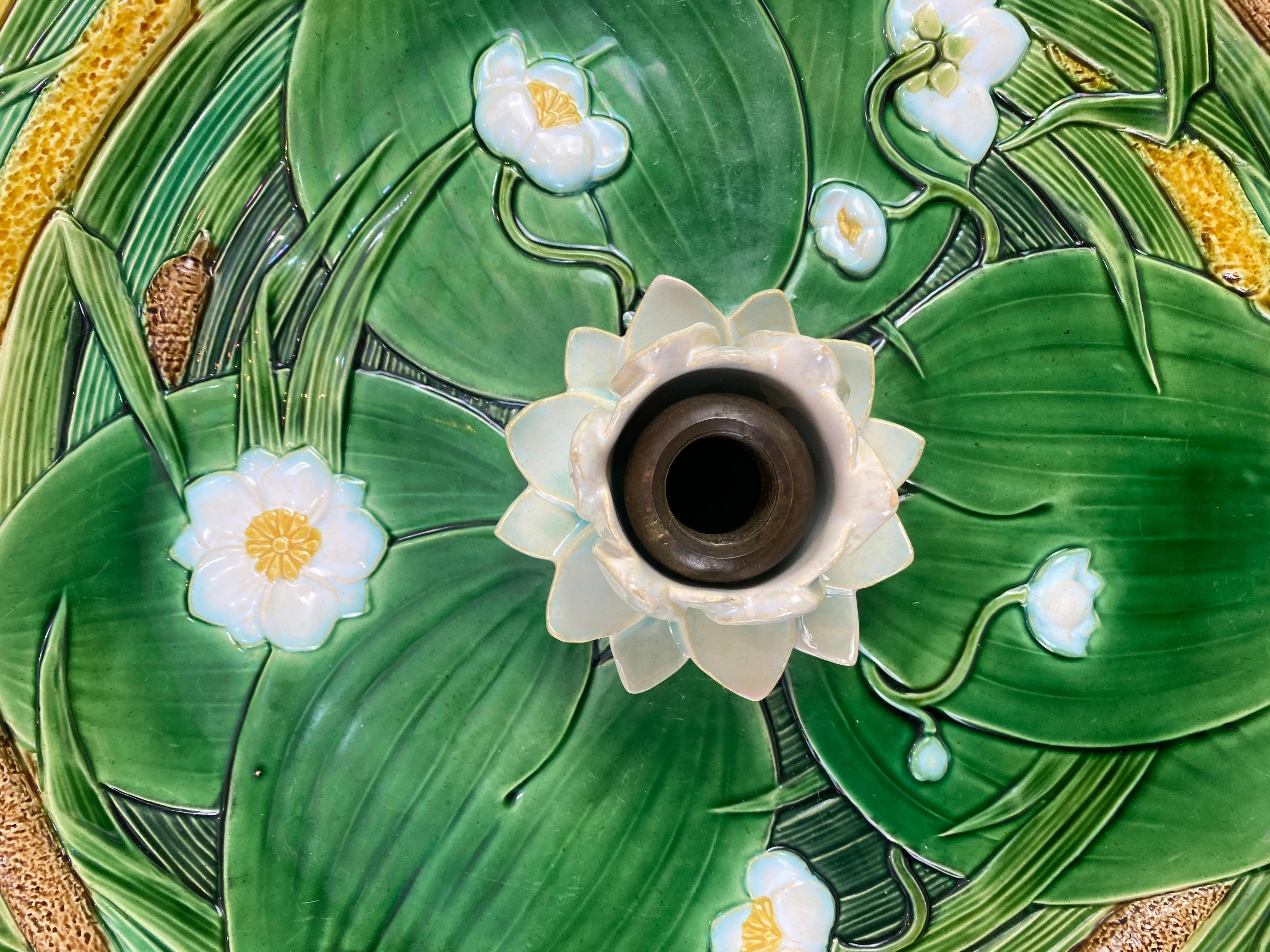 Bandeja de centro de mesa de mayólica Minton de 15 pulgadas, flor de loto sobre fondo verde, fechada en 1863 Victoriano en venta