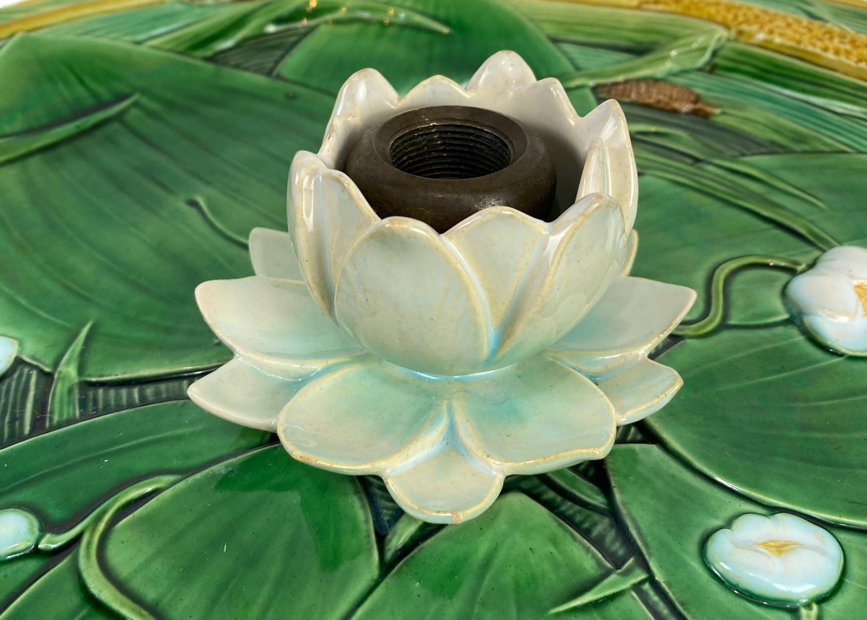 Bandeja de centro de mesa de mayólica Minton de 15 pulgadas, flor de loto sobre fondo verde, fechada en 1863 Inglés en venta