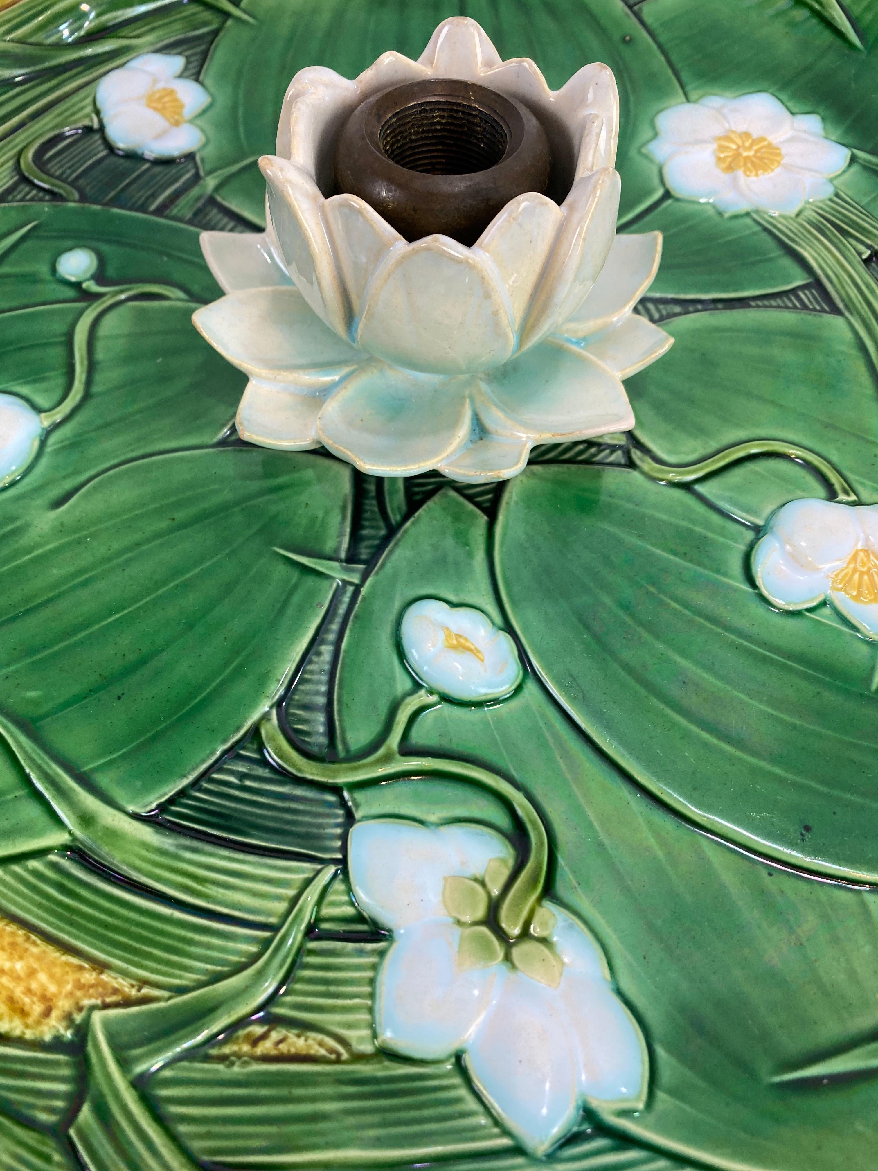 Bandeja de centro de mesa de mayólica Minton de 15 pulgadas, flor de loto sobre fondo verde, fechada en 1863 en Bueno estado para la venta en Banner Elk, NC